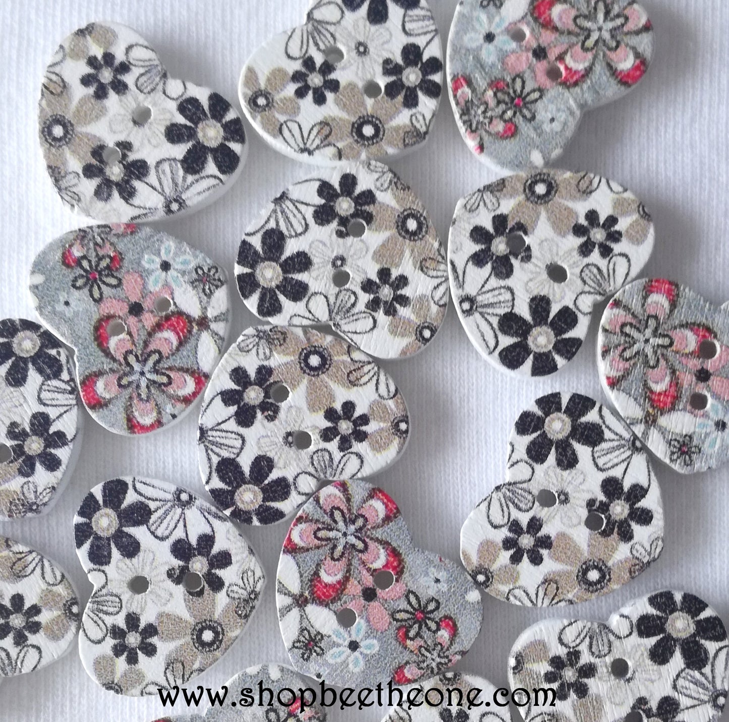 Bouton Petit Coeur "Fleurs noires et grises" en bois - 17 mm - 2 modèles