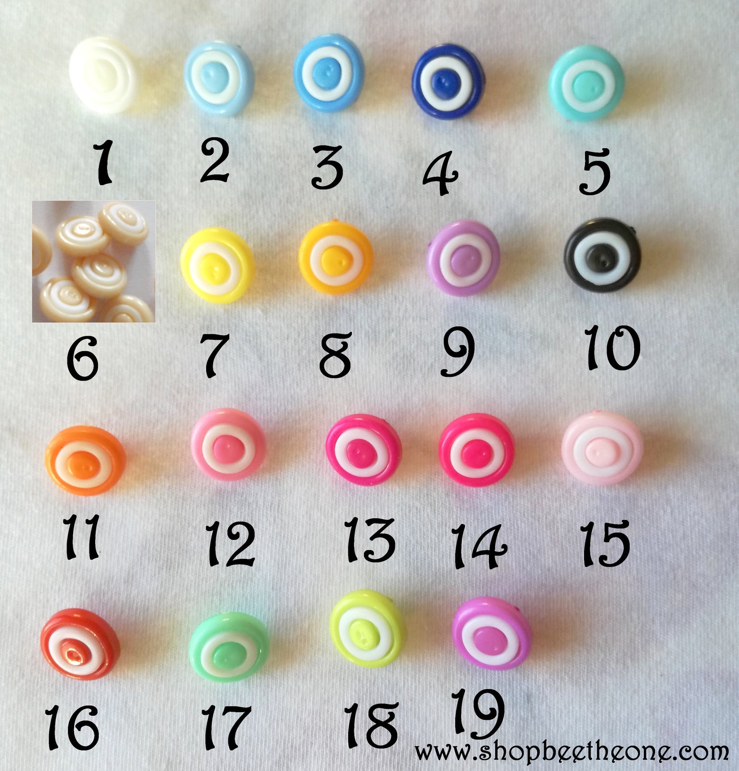 Bouton rond à queue en plastique anneau blanc - 13 mm - 19 coloris disponibles