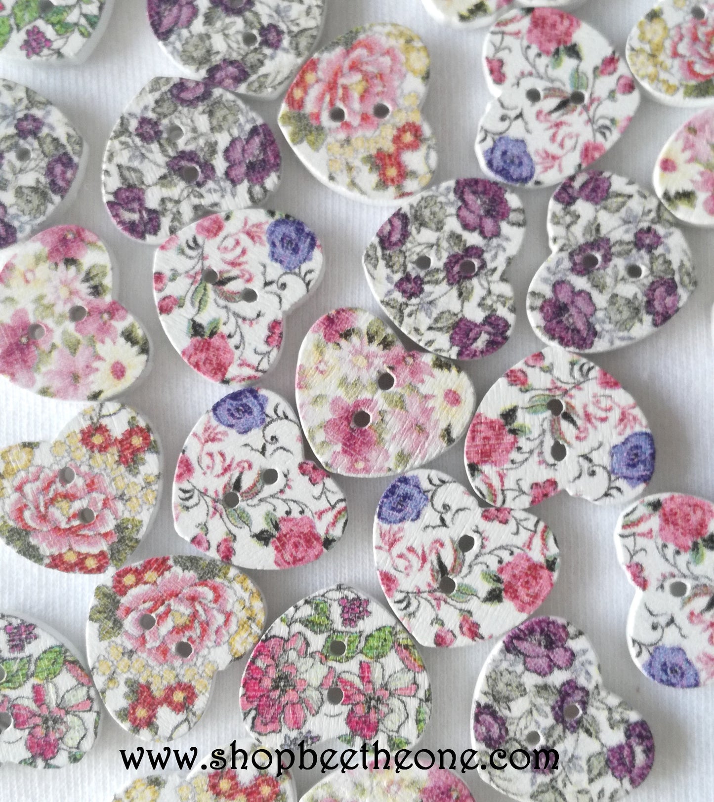 Bouton Petit Coeur "Fleurs roses ou violettes" en bois - 17 mm - 5 modèles