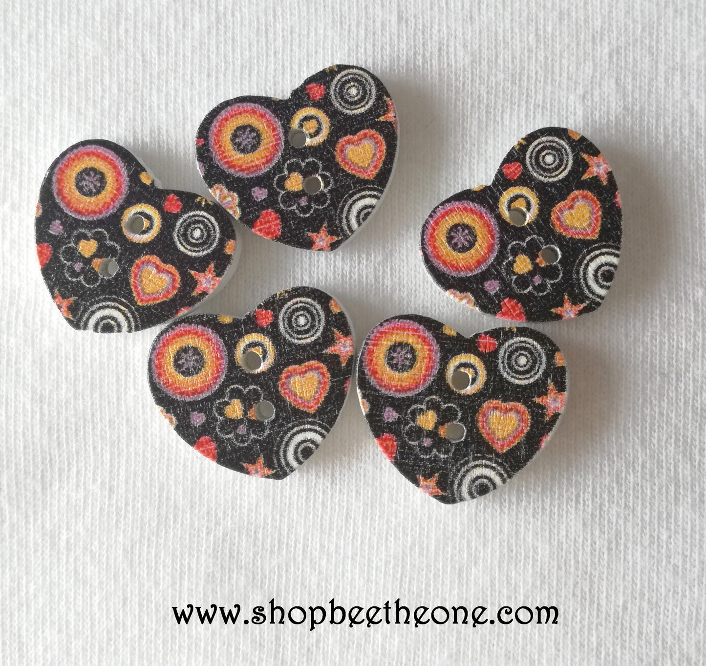 Bouton Petit Coeur "Motifs sur fond noir" en bois - 17 mm