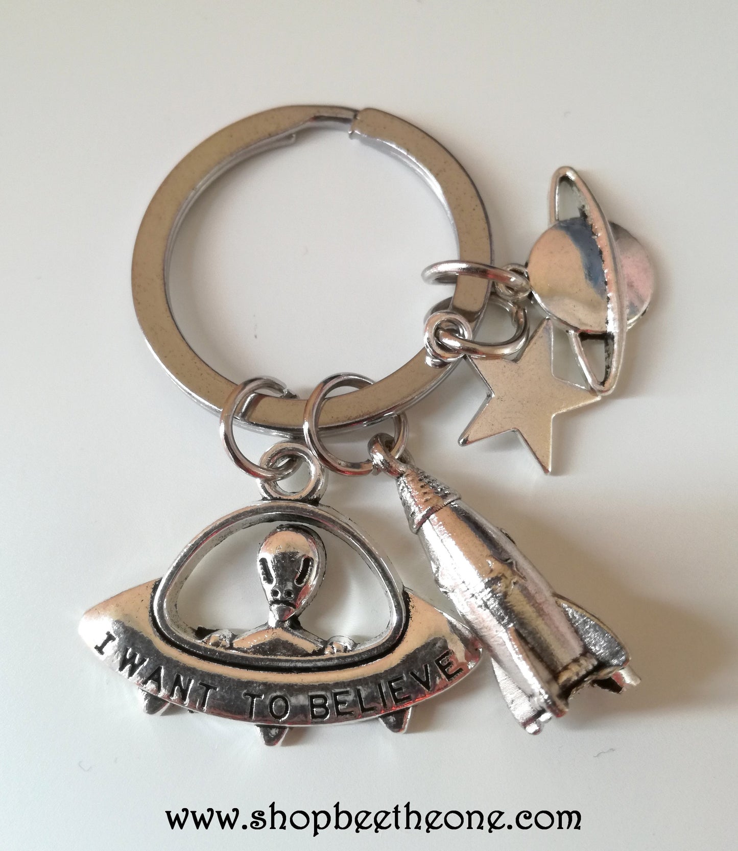 Porte-clés en métal breloque Alien "I want to believe" - Argenté