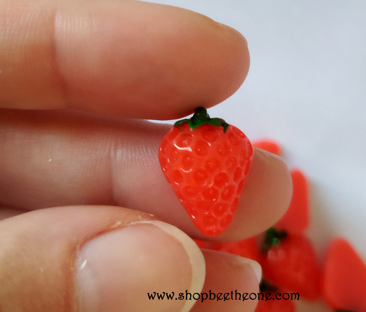 Cabochon plat réaliste "Fraise" pour embellissement ou miniature - 15 mm