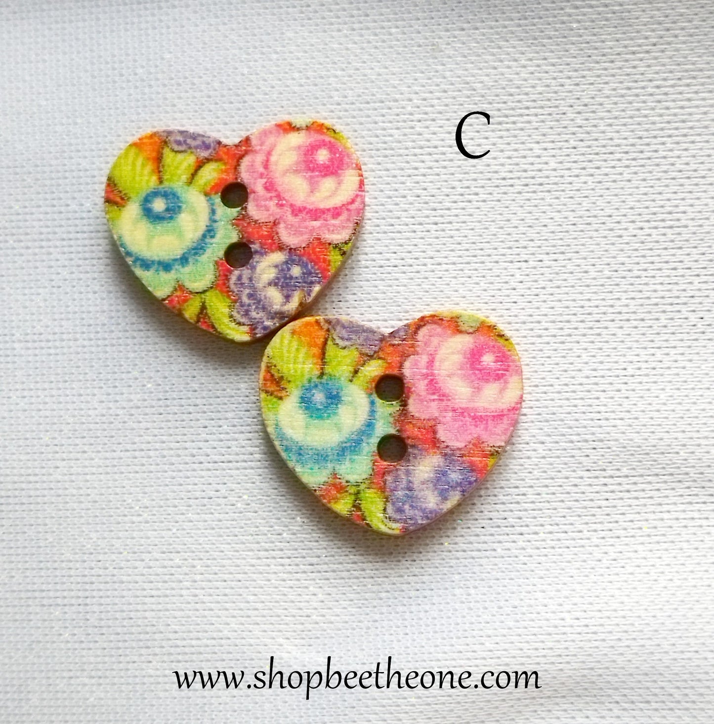 Bouton Petit Coeur "Fleurs multicolores sur fond rose ou orange" en bois façon vintage - 17 mm - 4 modèles