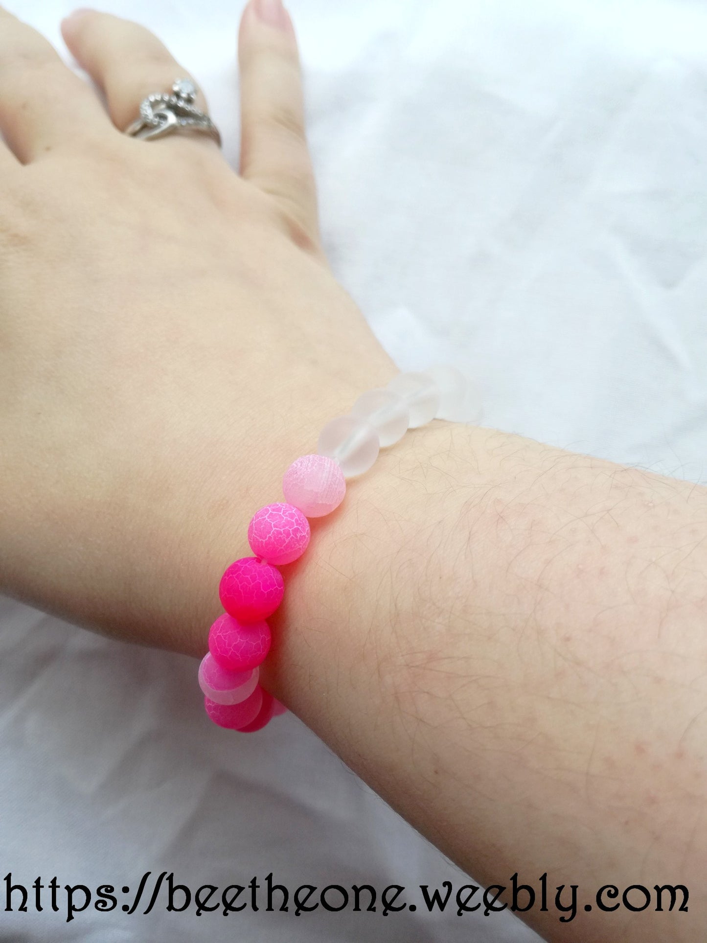 Bracelet de perles rondes givrées blanches et craquelées - Rose