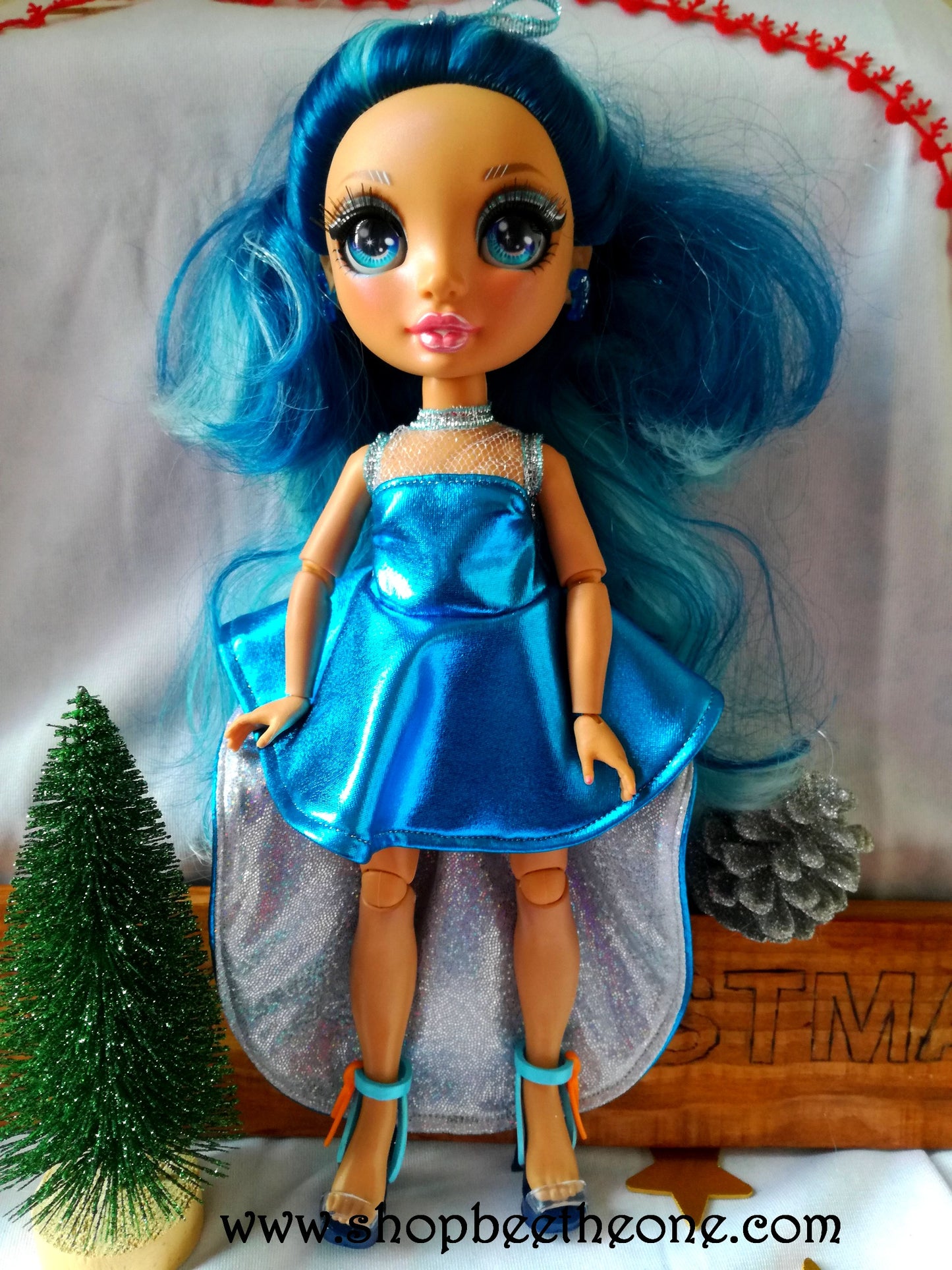 Robe de soirée brillante avec traîne doublée pour poupées Rainbow High - Edition limitée - Collection Noël - par Bee the One