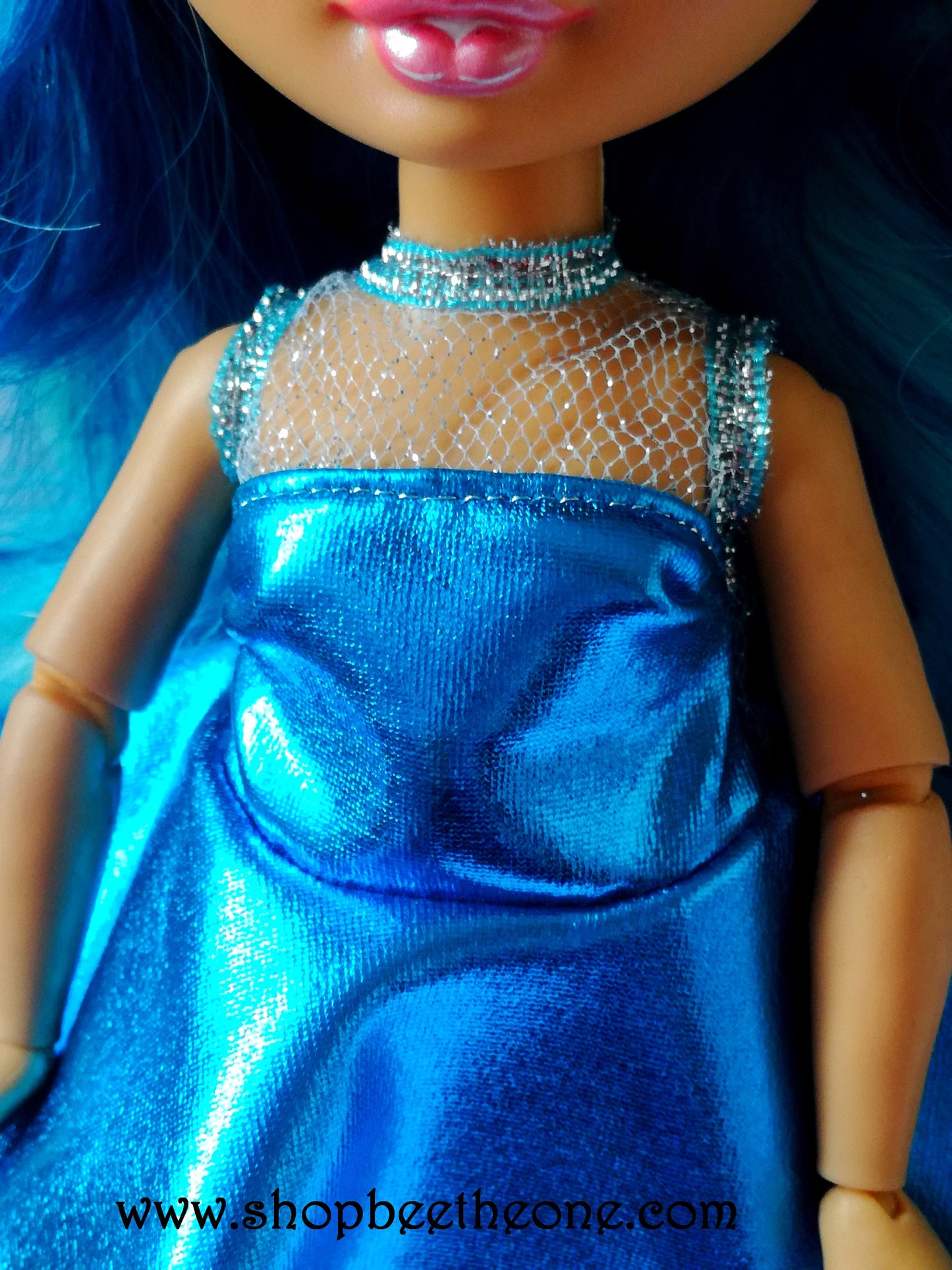 Robe de soirée brillante avec traîne doublée pour poupées Rainbow High - Edition limitée - Collection Noël - par Bee the One