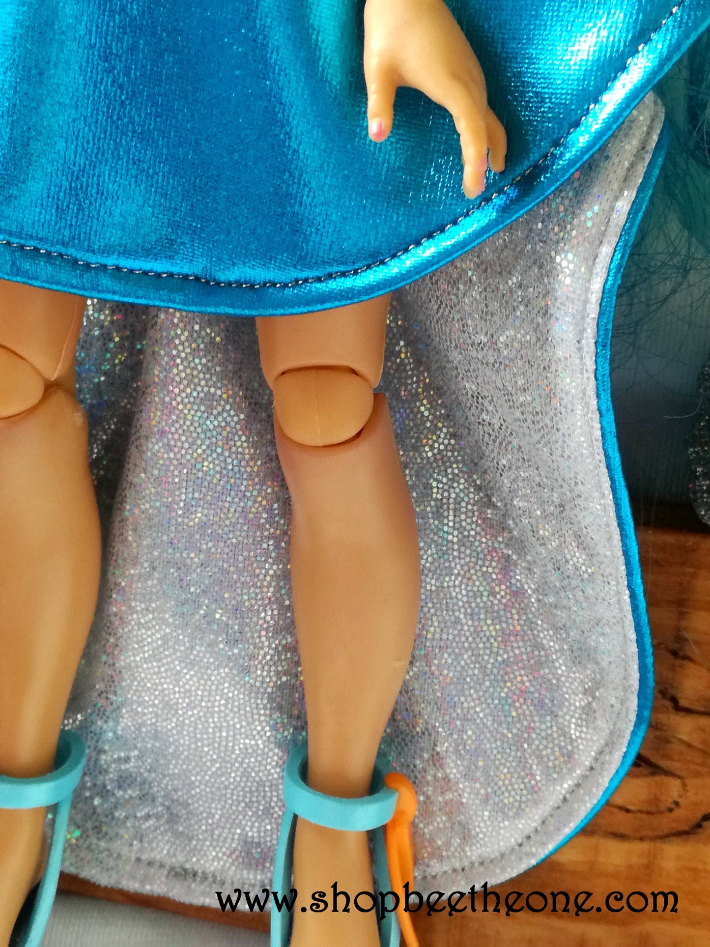 Robe de soirée brillante avec traîne doublée pour poupées Rainbow High - Edition limitée - Collection Noël - par Bee the One