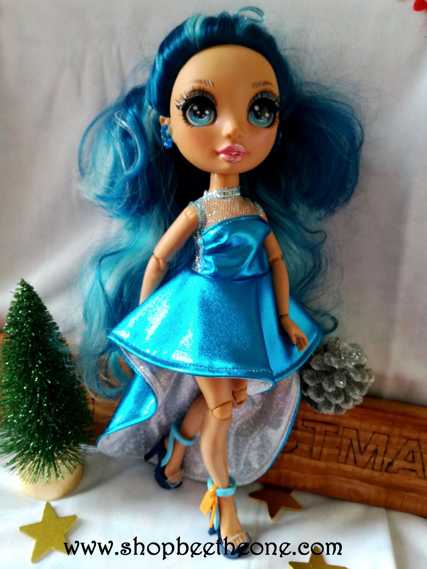 Robe de soirée brillante avec traîne doublée pour poupées Rainbow High - Edition limitée - Collection Noël - par Bee the One
