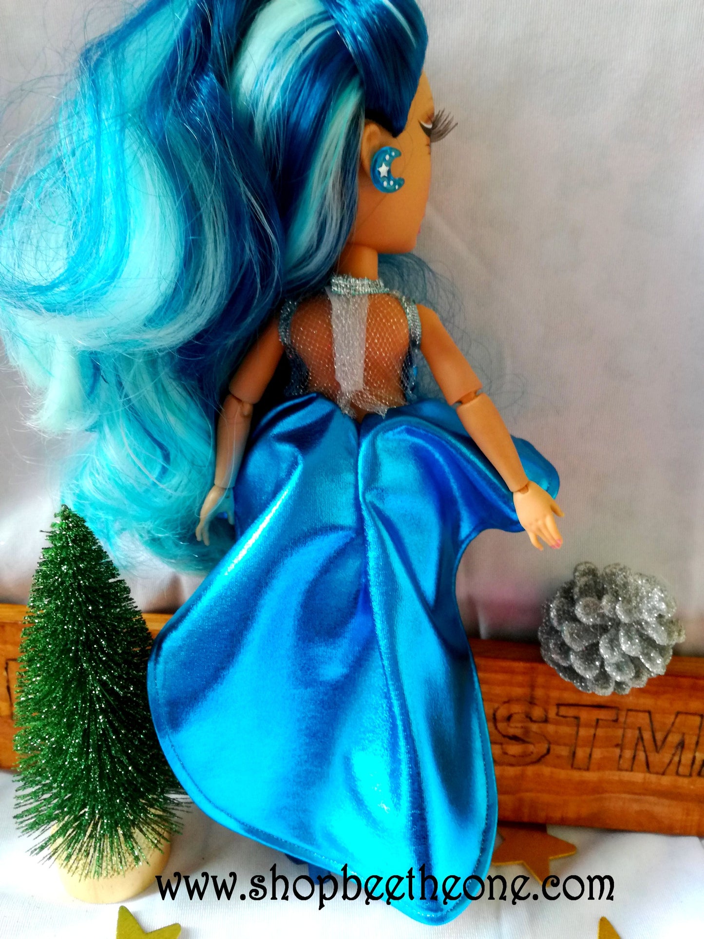 Robe de soirée brillante avec traîne doublée pour poupées Rainbow High - Edition limitée - Collection Noël - par Bee the One