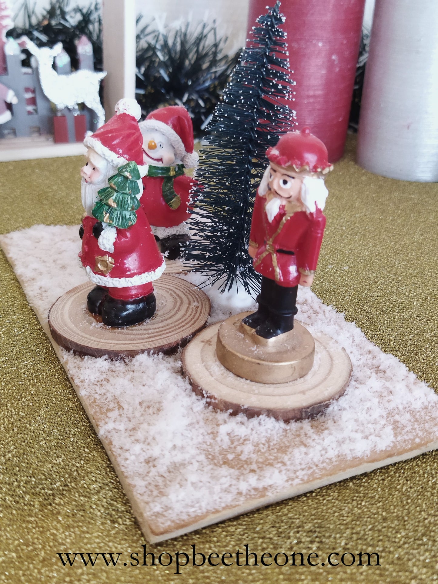 Décoration - Scène avec figurines de Noël, sapin et neige, sur planche en bois