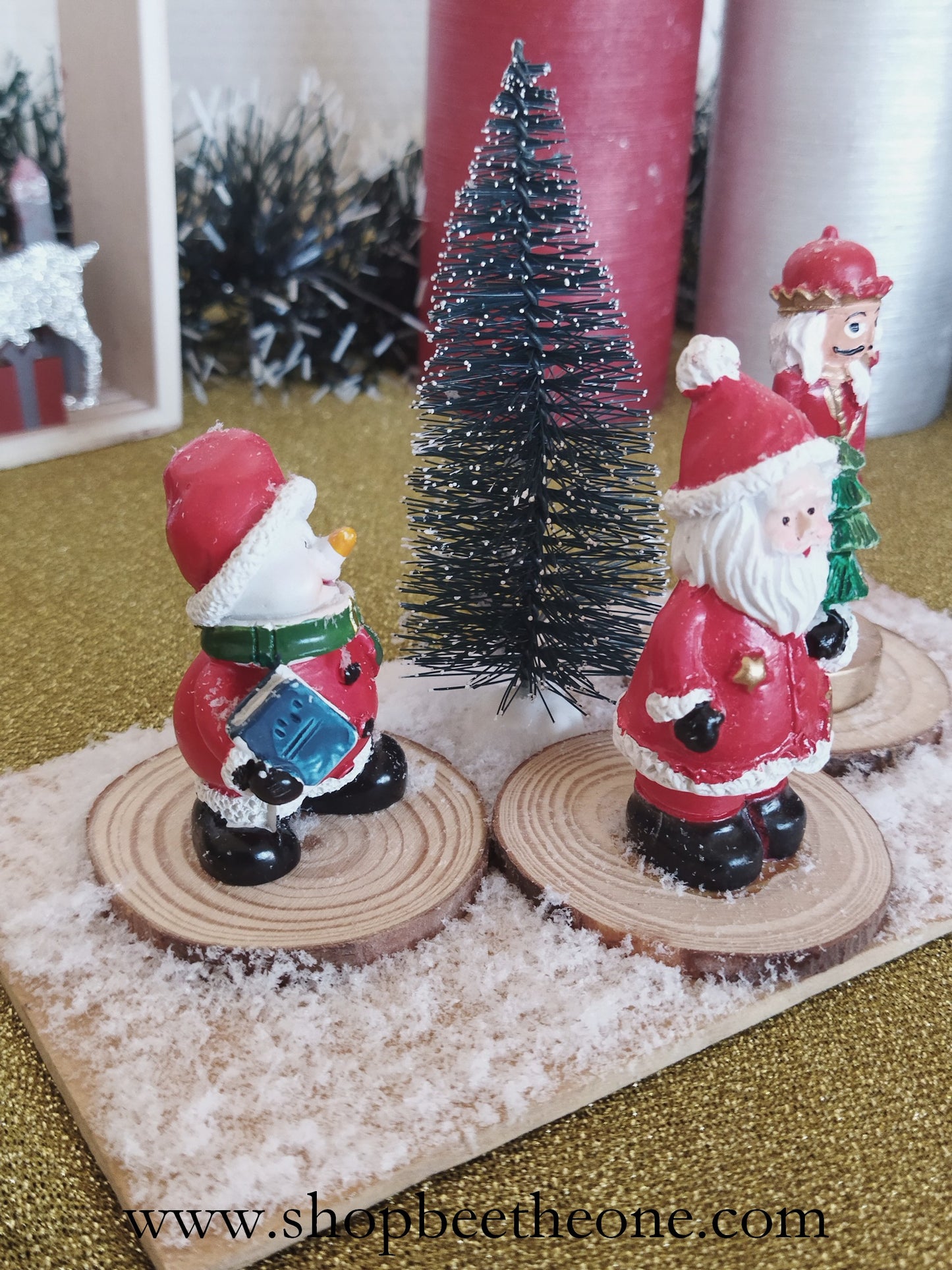 Décoration - Scène avec figurines de Noël, sapin et neige, sur planche en bois