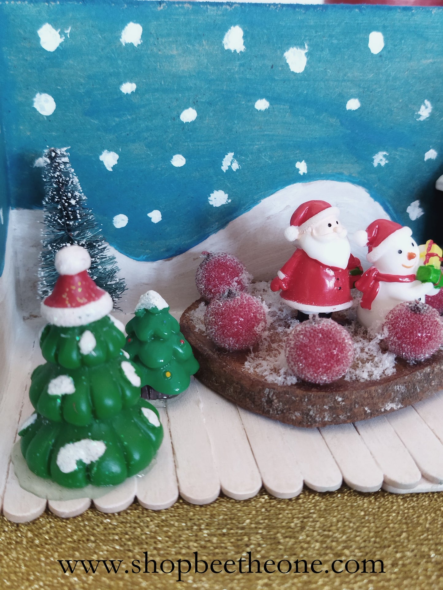 Décoration - Décor présentoir "Village de Noël" avec figurines et rondin en bois