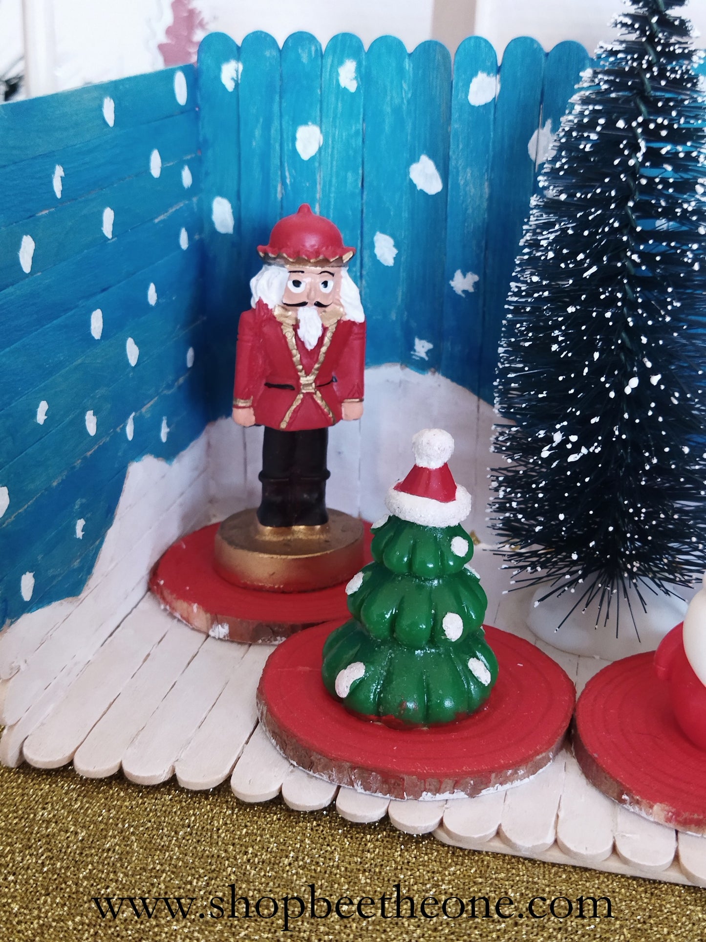 Décoration - Décor présentoir avec figurines de Noël et sapin sur rondins en bois