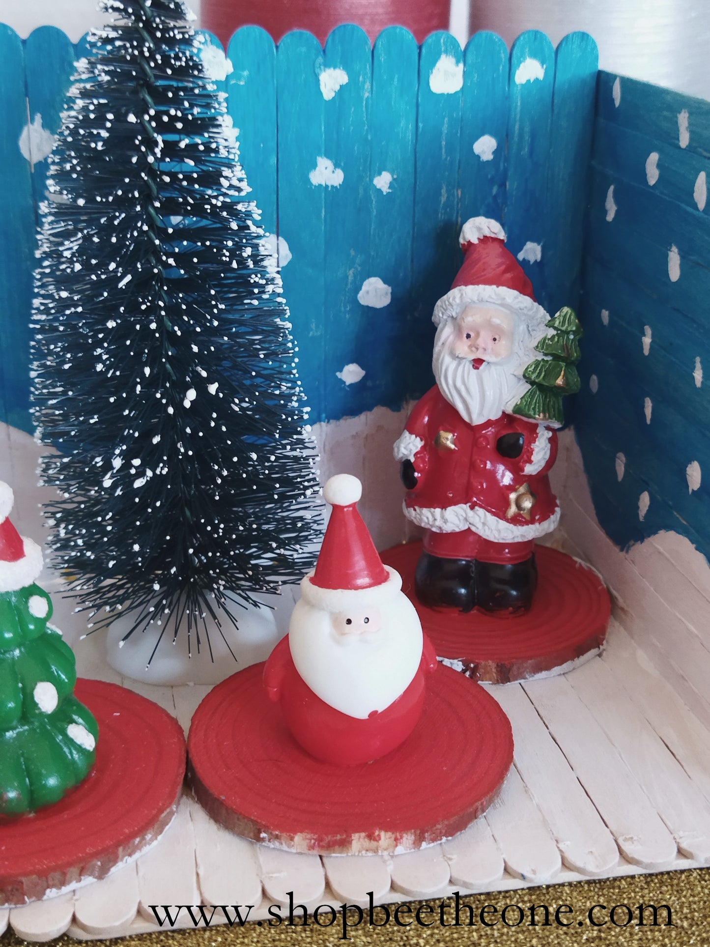 Décoration - Décor présentoir avec figurines de Noël et sapin sur rondins en bois
