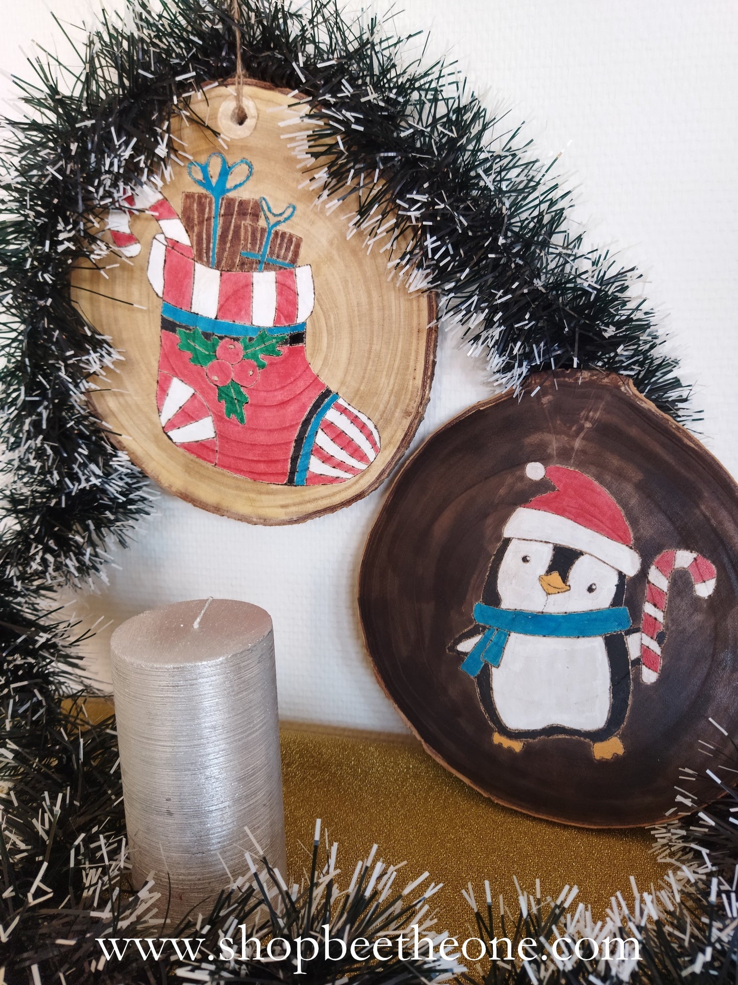Grands rondins de bois décorés - botte de Noël ou pingouin - à suspendre ou poser