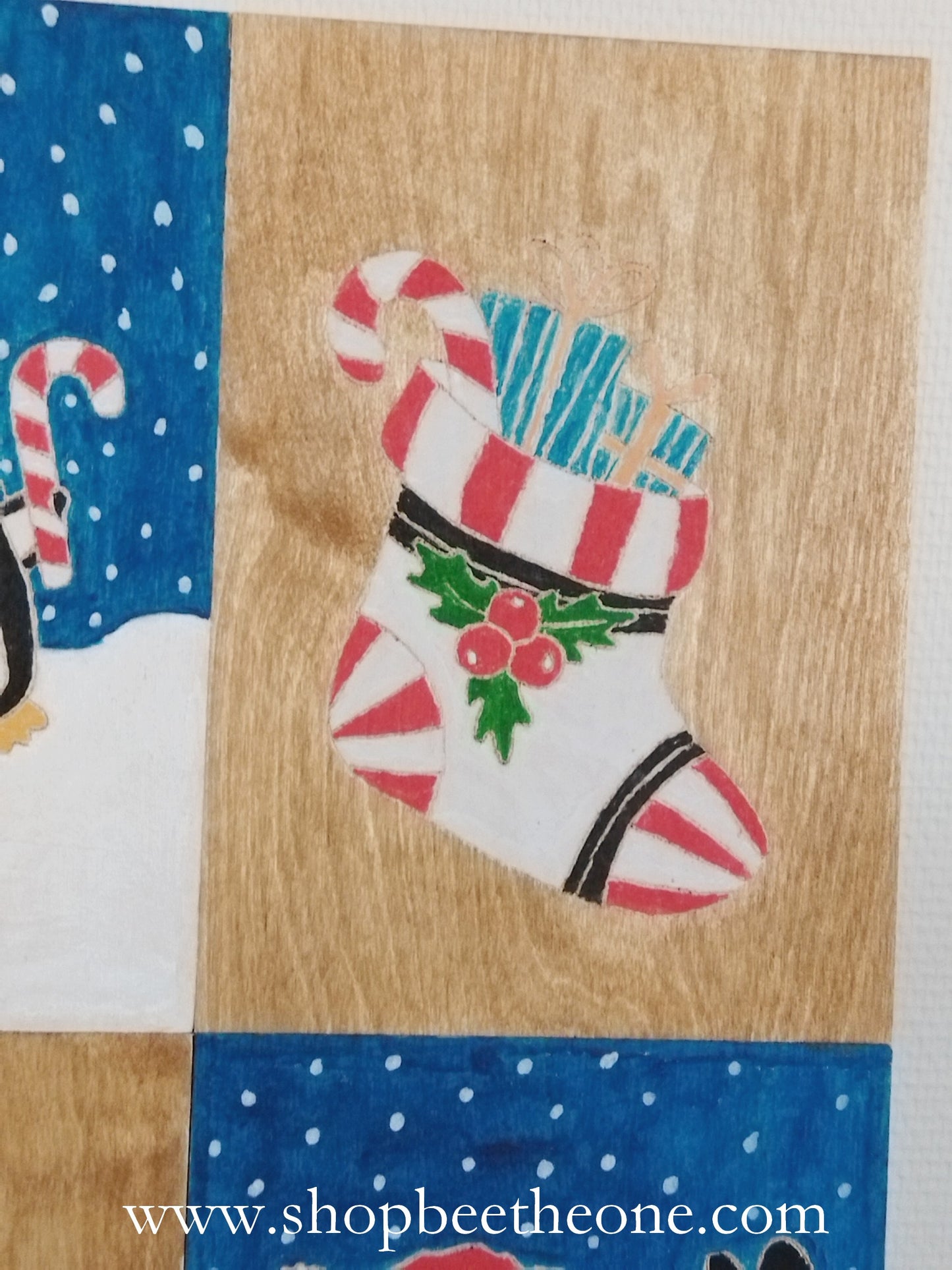 Grand tableau de bois pyrogravé et peint avec motifs de Noël - à suspendre ou poser