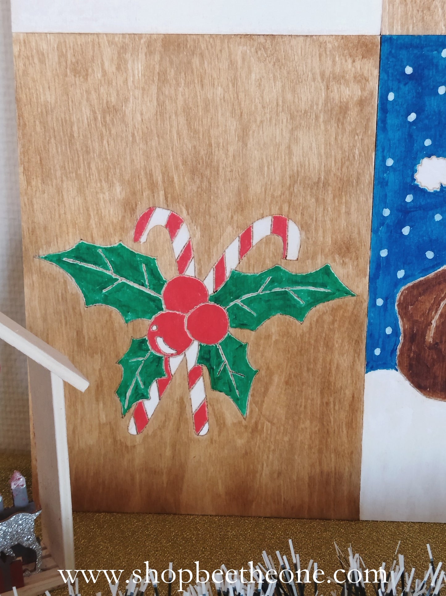 Grand tableau de bois pyrogravé et peint avec motifs de Noël - à suspendre ou poser