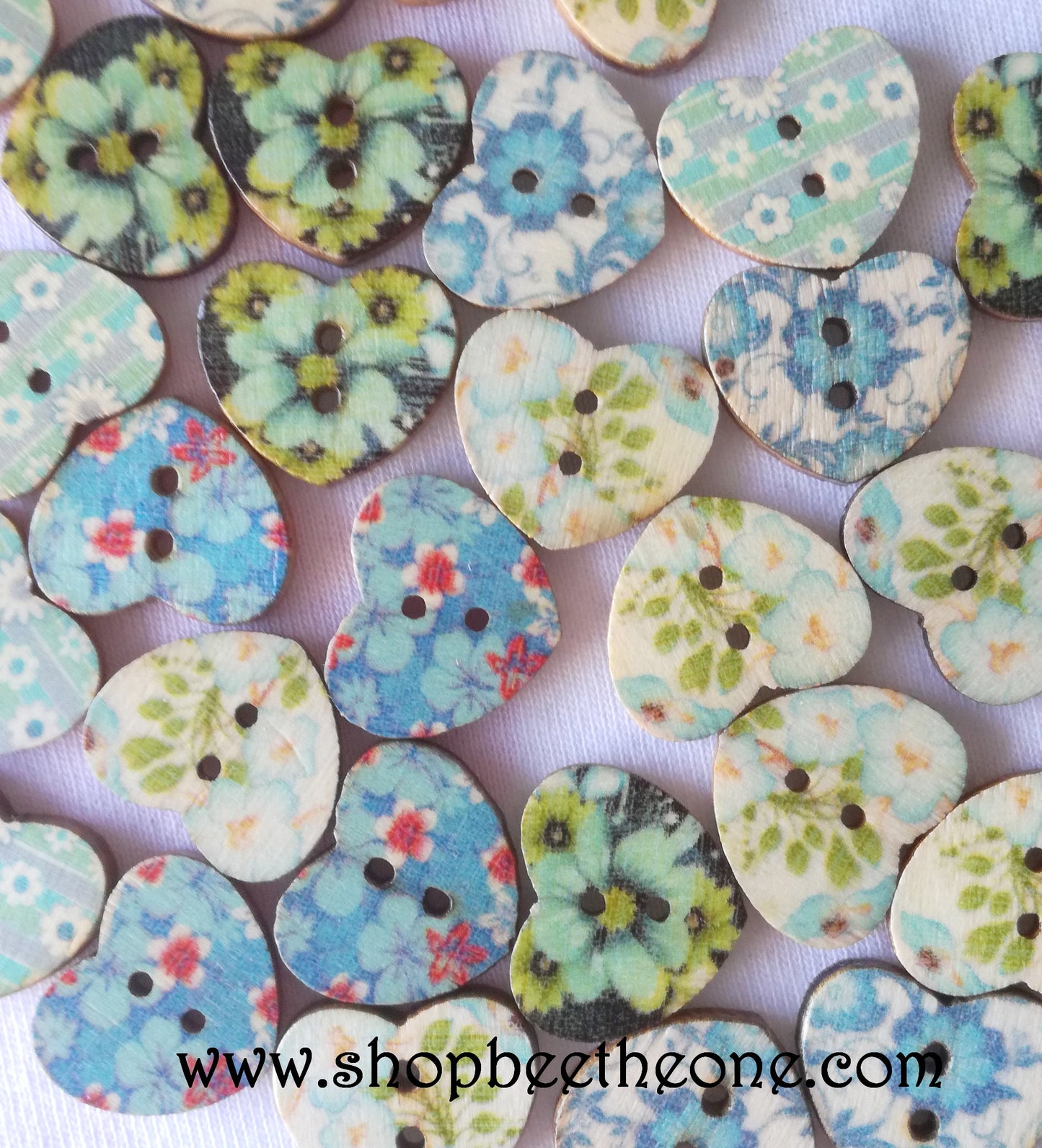 Bouton Petit Coeur "Fleurs bleues et blanches" en bois façon vintage - 17 mm - 5 modèles