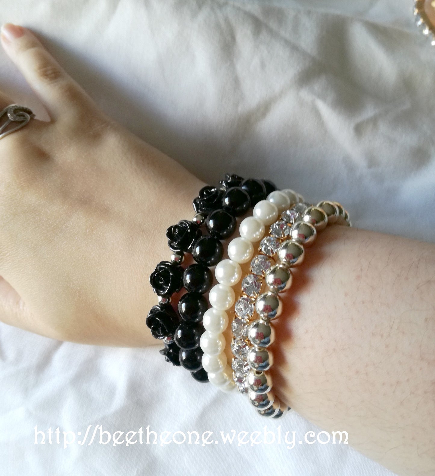 Lot de 5 Bracelets assortis Perles, Strass et Fleurs - fil stretch - Rose orangé, noir ou vert clair