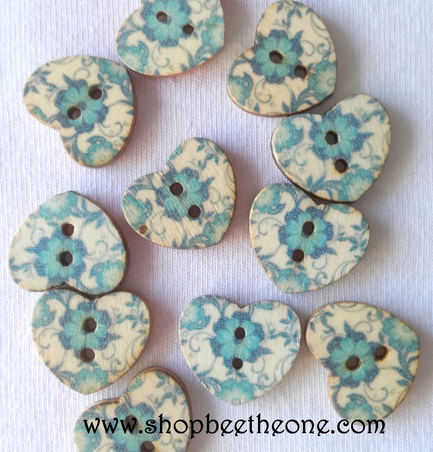 Bouton Petit Coeur "Fleurs bleues et blanches" en bois façon vintage - 17 mm - 5 modèles
