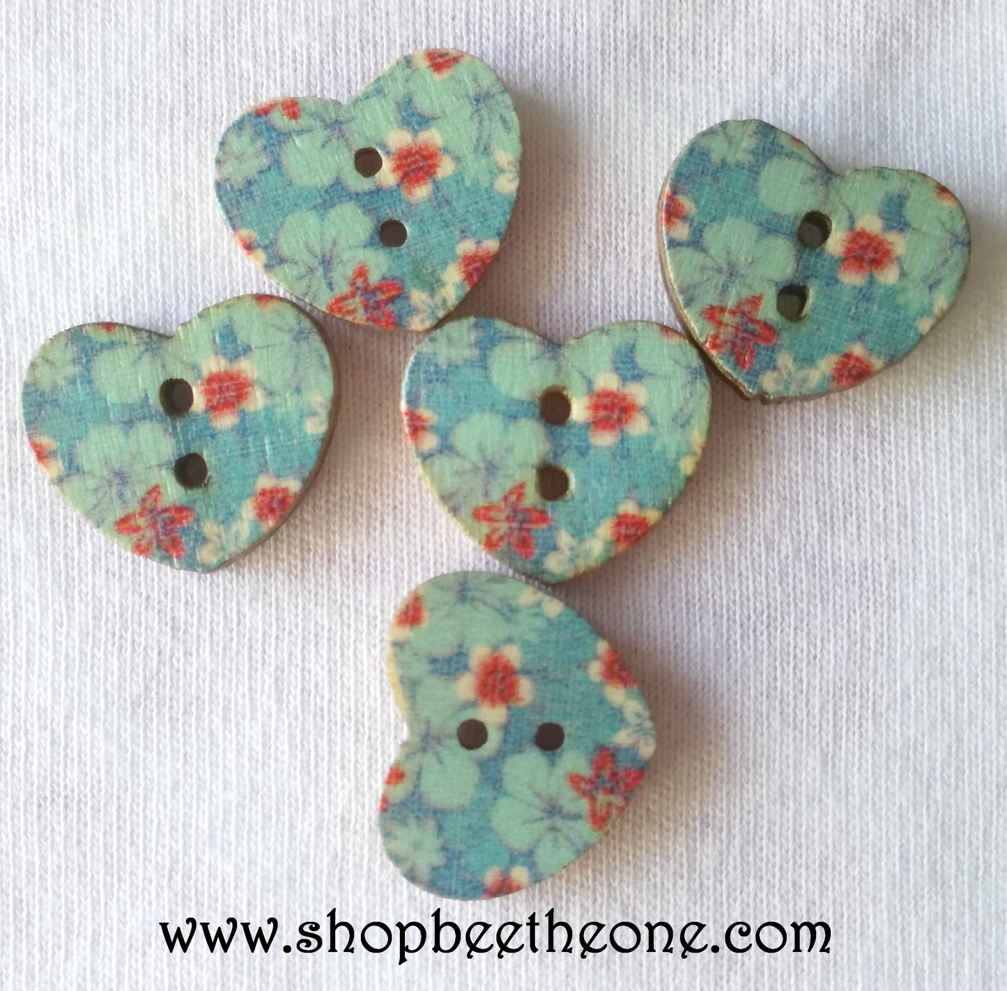 Bouton Petit Coeur "Fleurs bleues et blanches" en bois façon vintage - 17 mm - 5 modèles