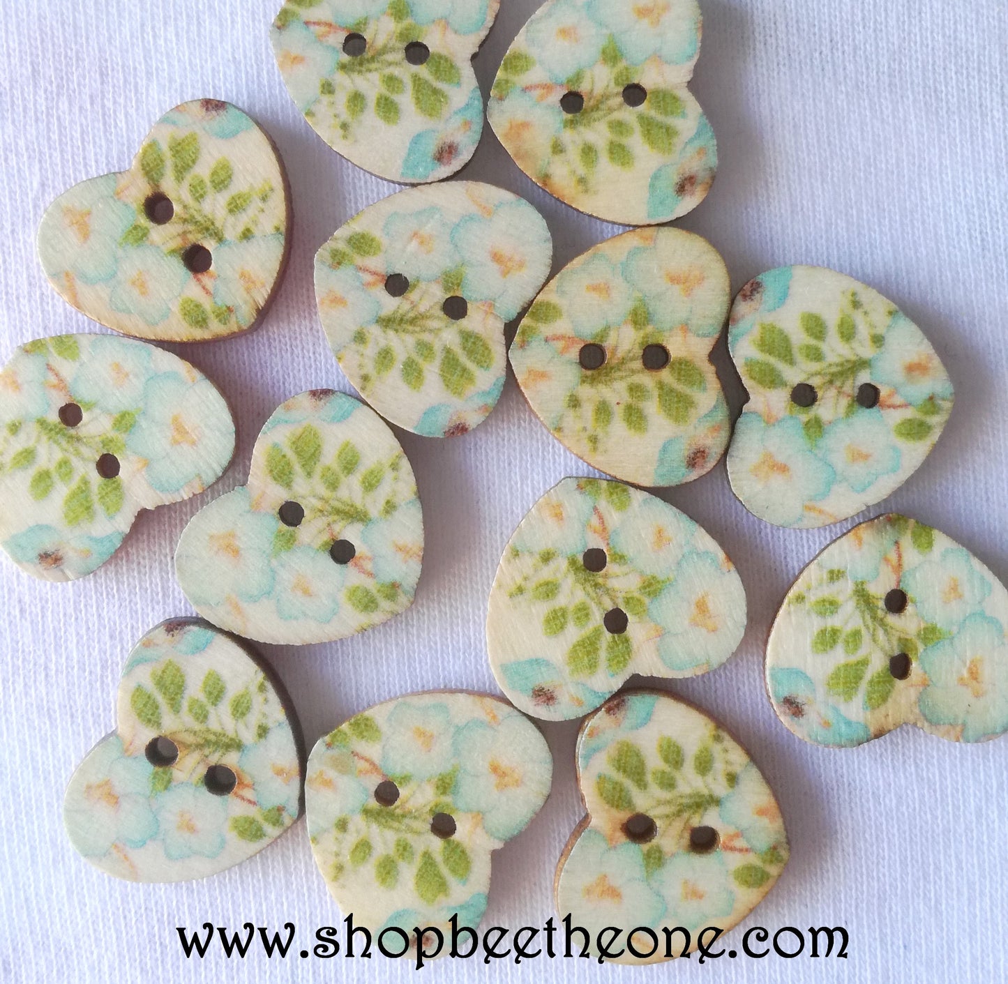 Bouton Petit Coeur "Fleurs bleues et blanches" en bois façon vintage - 17 mm - 5 modèles