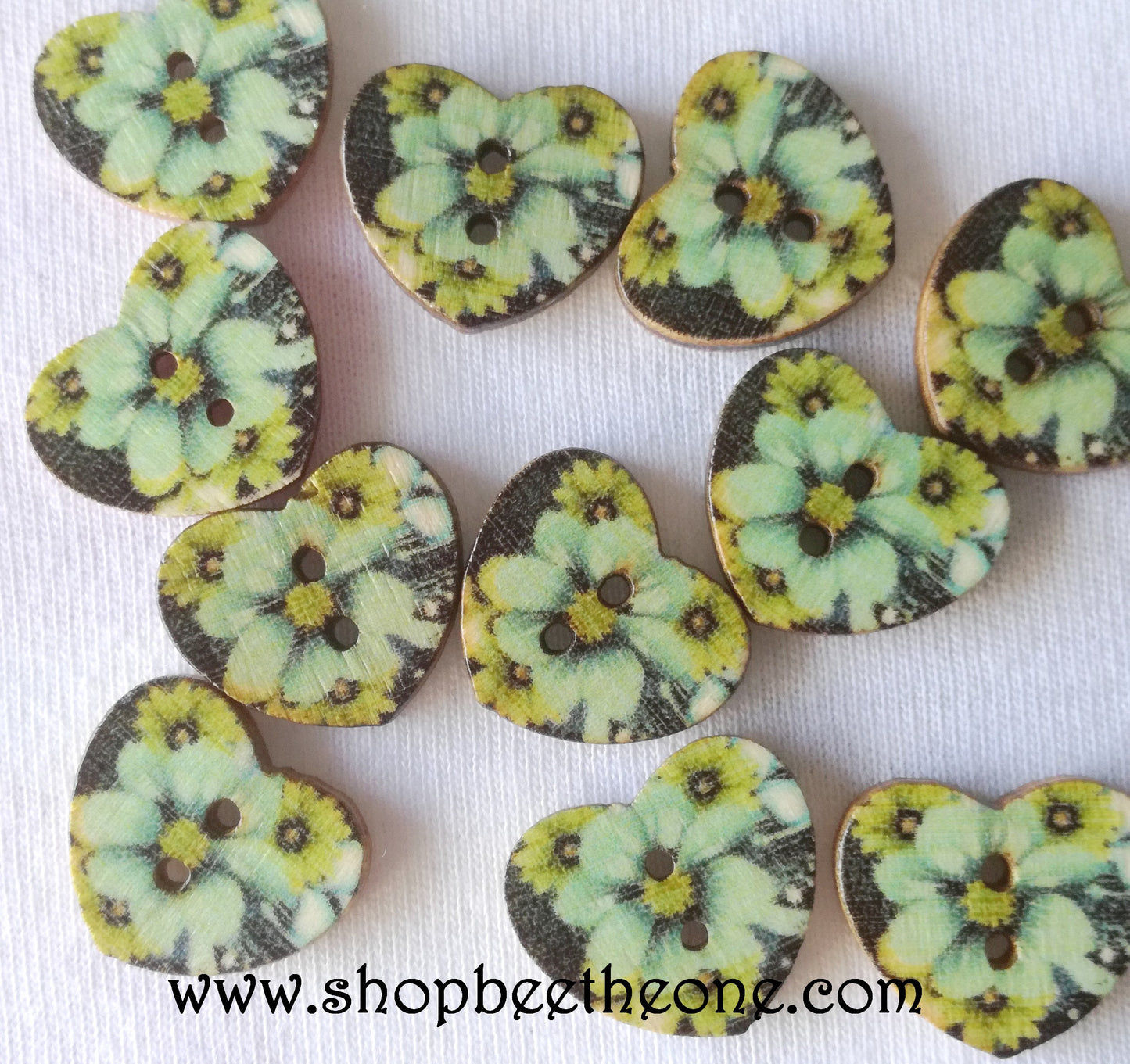 Bouton Petit Coeur "Fleurs bleues et blanches" en bois façon vintage - 17 mm - 5 modèles