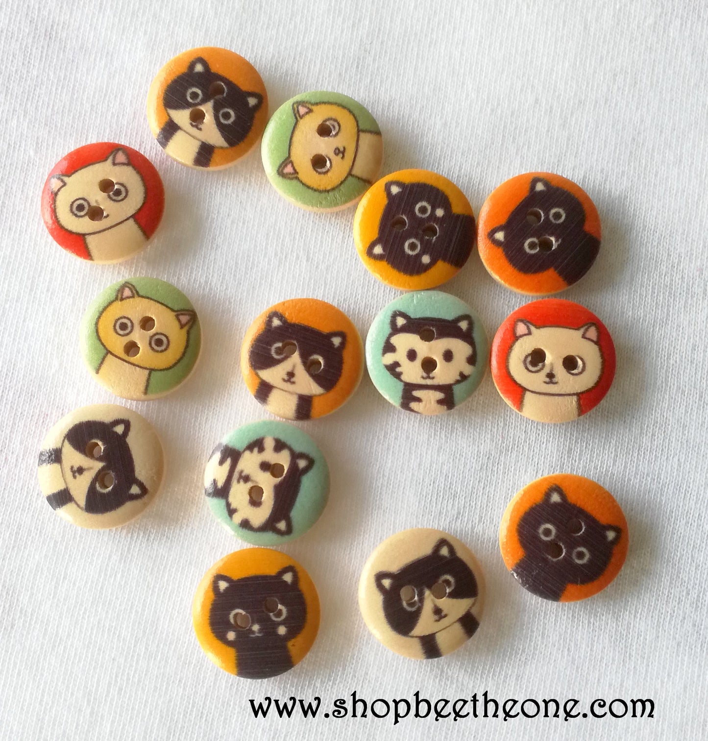 Bouton rond "Petit Chat" en bois - 15 mm - 7 coloris disponibles