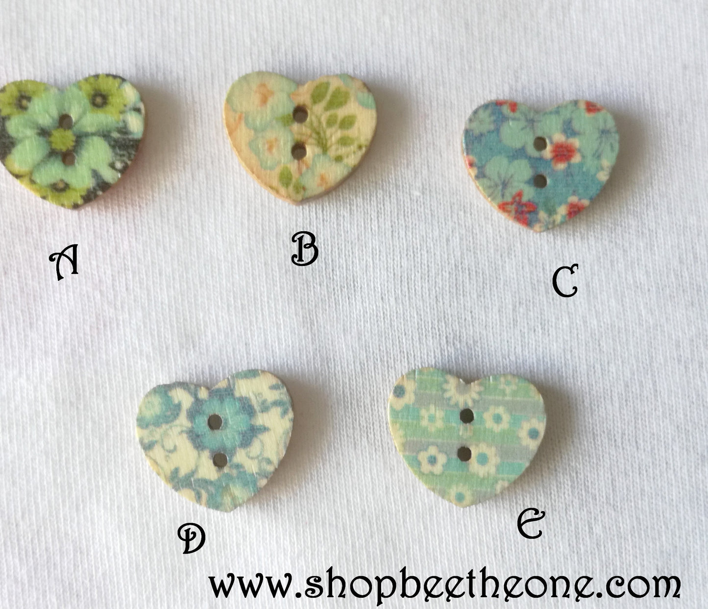Bouton Petit Coeur "Fleurs bleues et blanches" en bois façon vintage - 17 mm - 5 modèles