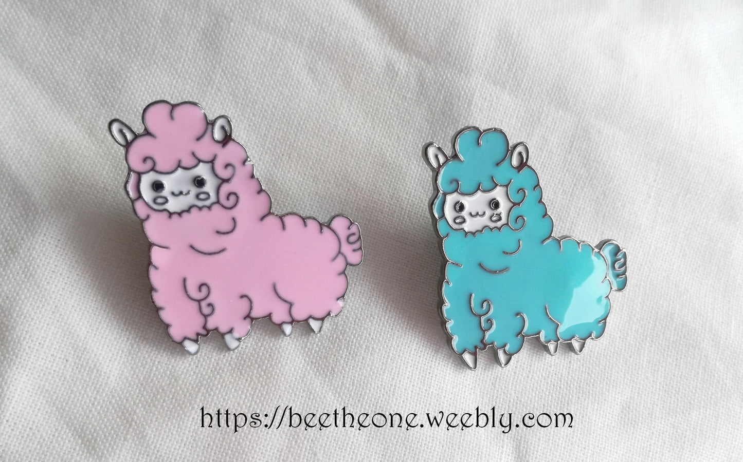 Pins kawaii Lama en émail - Bleu ou rose