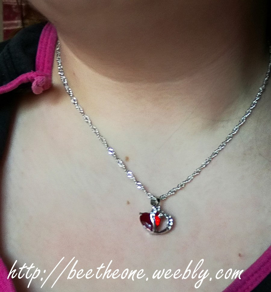 Collier pendentif Coeurs entrelacés, strass et pierre - Rouge, Blanc ou Noir