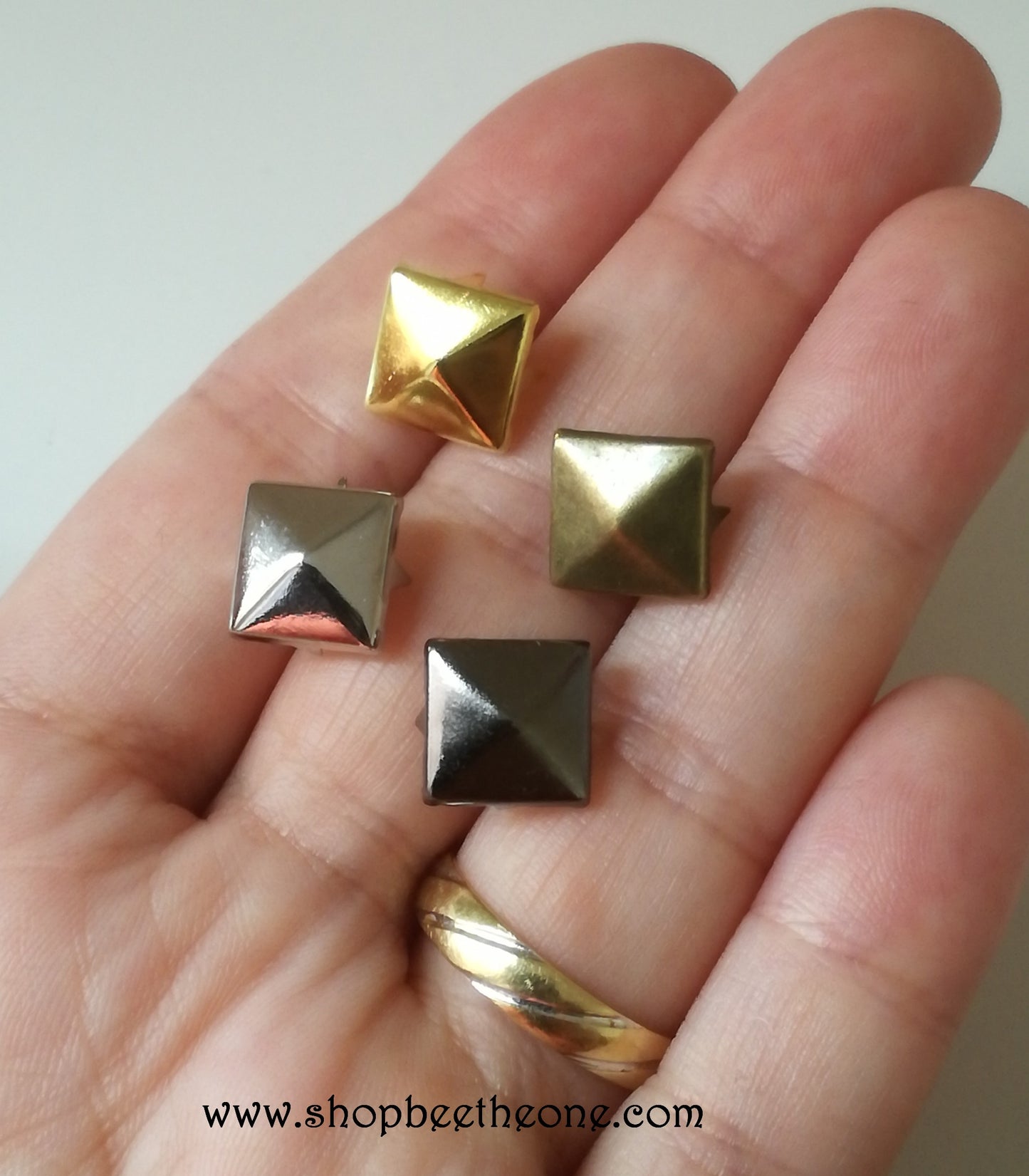 Clou rivet carré pyramide à griffe - 10 mm - 4 coloris