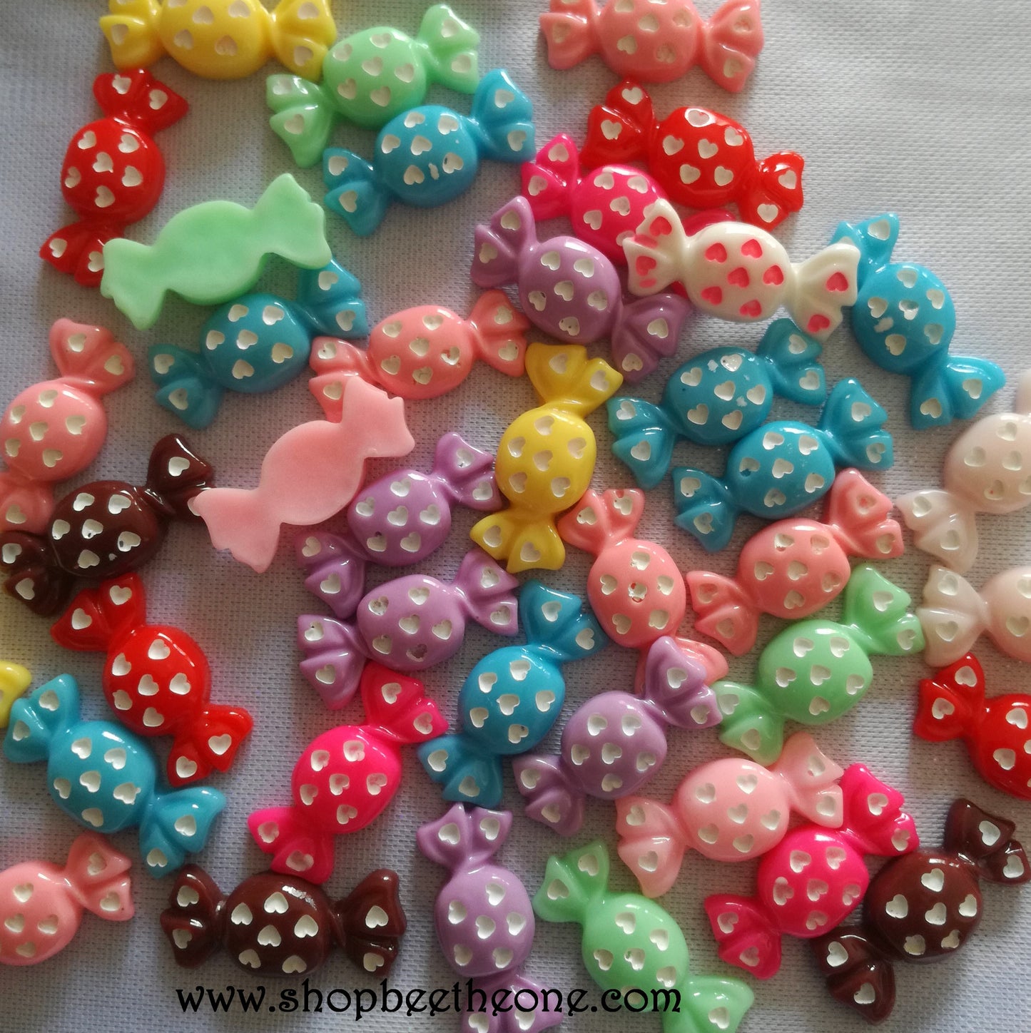 Cabochon plat "Bonbon à coeurs" pour embellissement ou miniature - 23 mm - 10 coloris