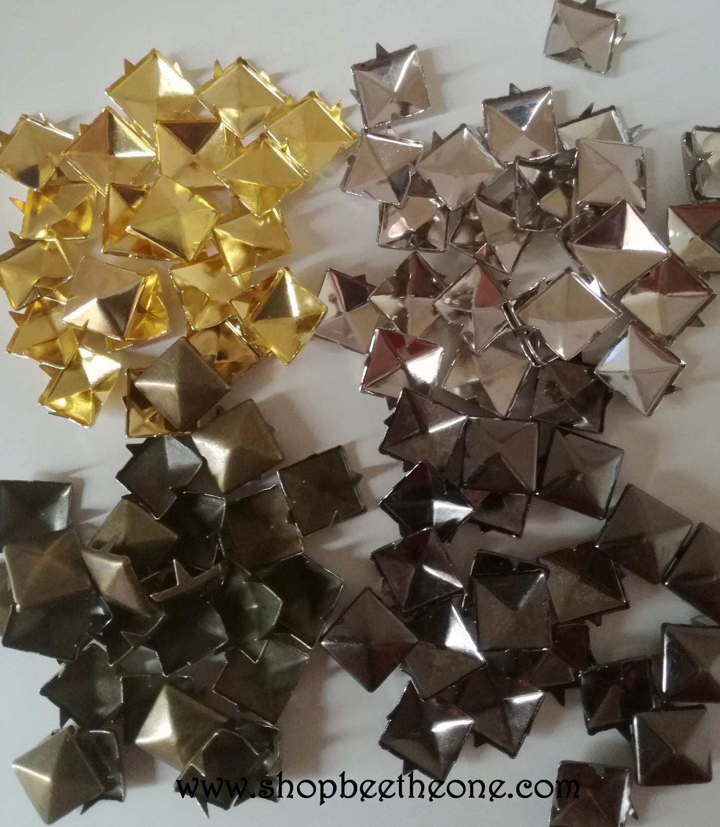 Clou rivet carré pyramide à griffe - 10 mm - 4 coloris