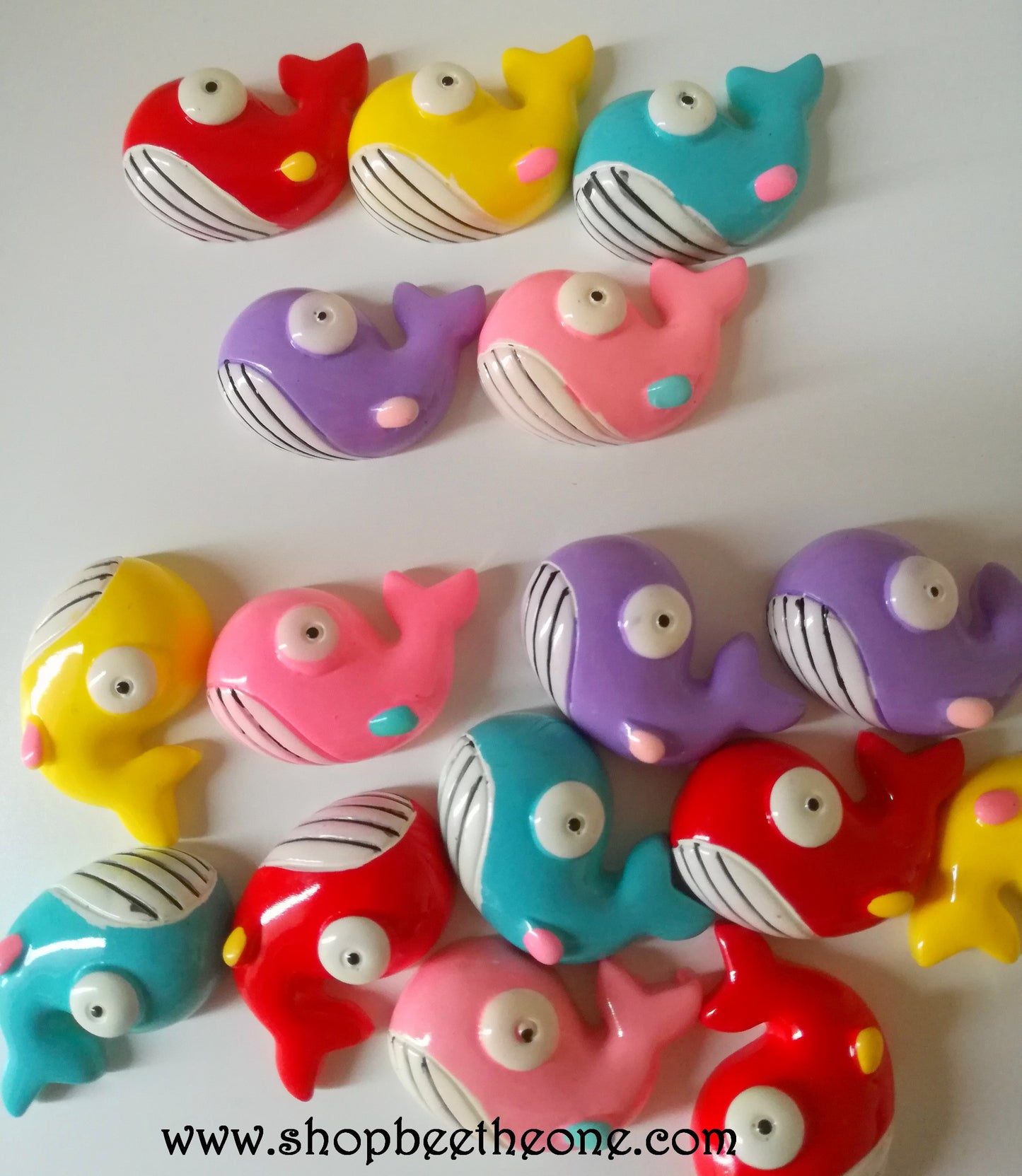 Cabochon plat "Baleine" en résine, pour embellissement - 27 mm - 5 coloris - DERNIERES PIECES