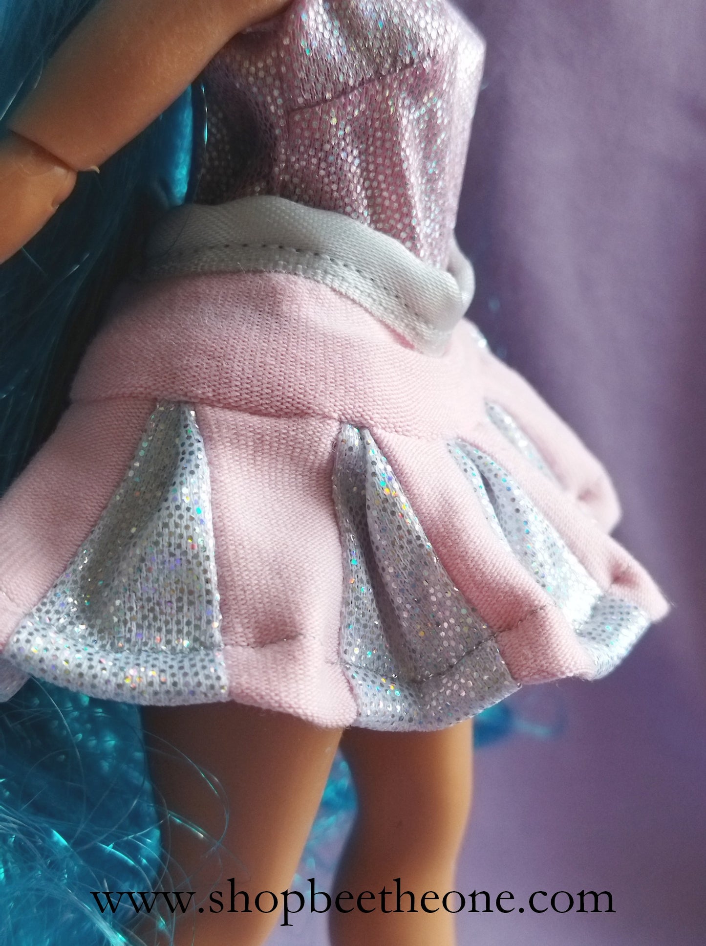 Jupe plissée bicolore et holographique pour poupées L.O.L Surprise! O.M.G - par Bee the One - Collection Basic