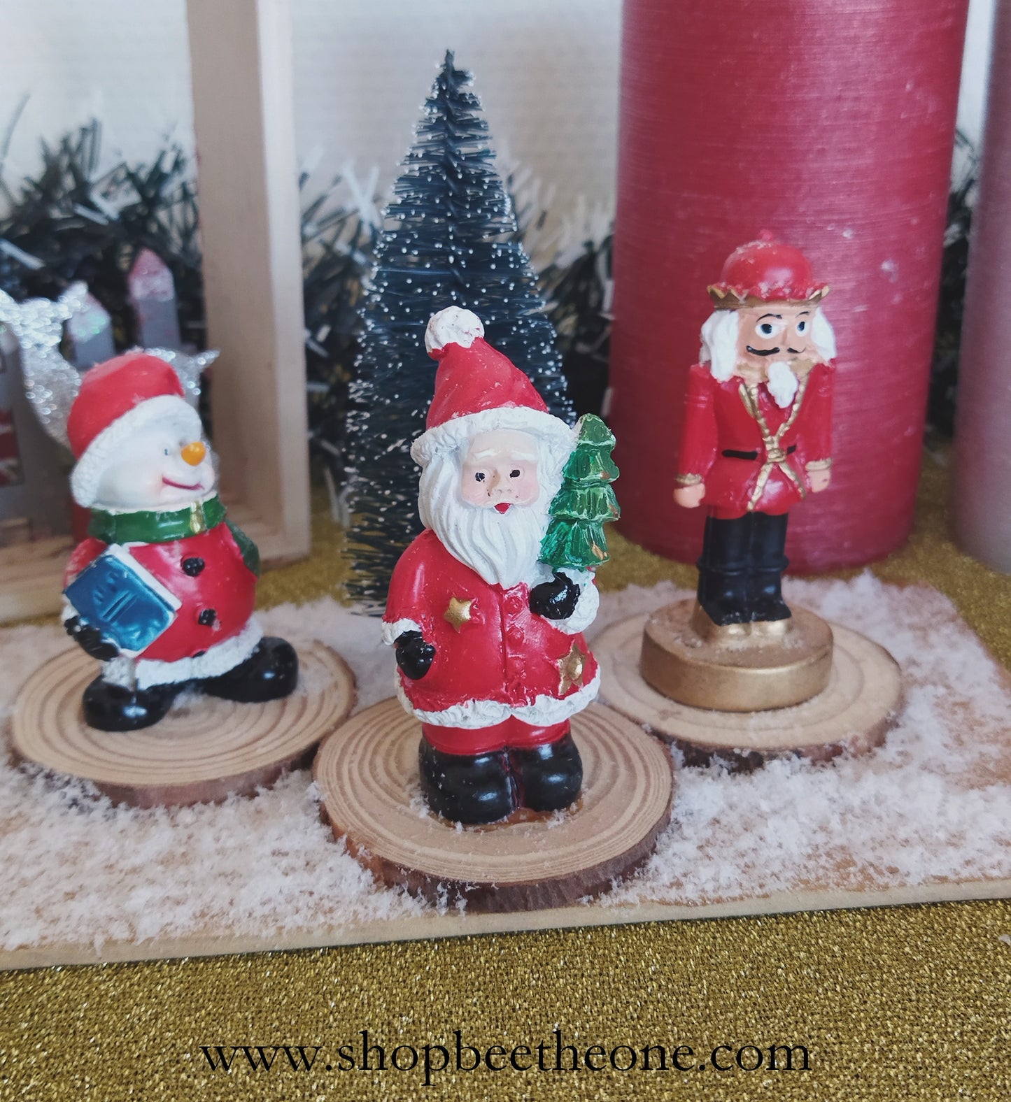 Décoration - Scène avec figurines de Noël, sapin et neige, sur planche en bois