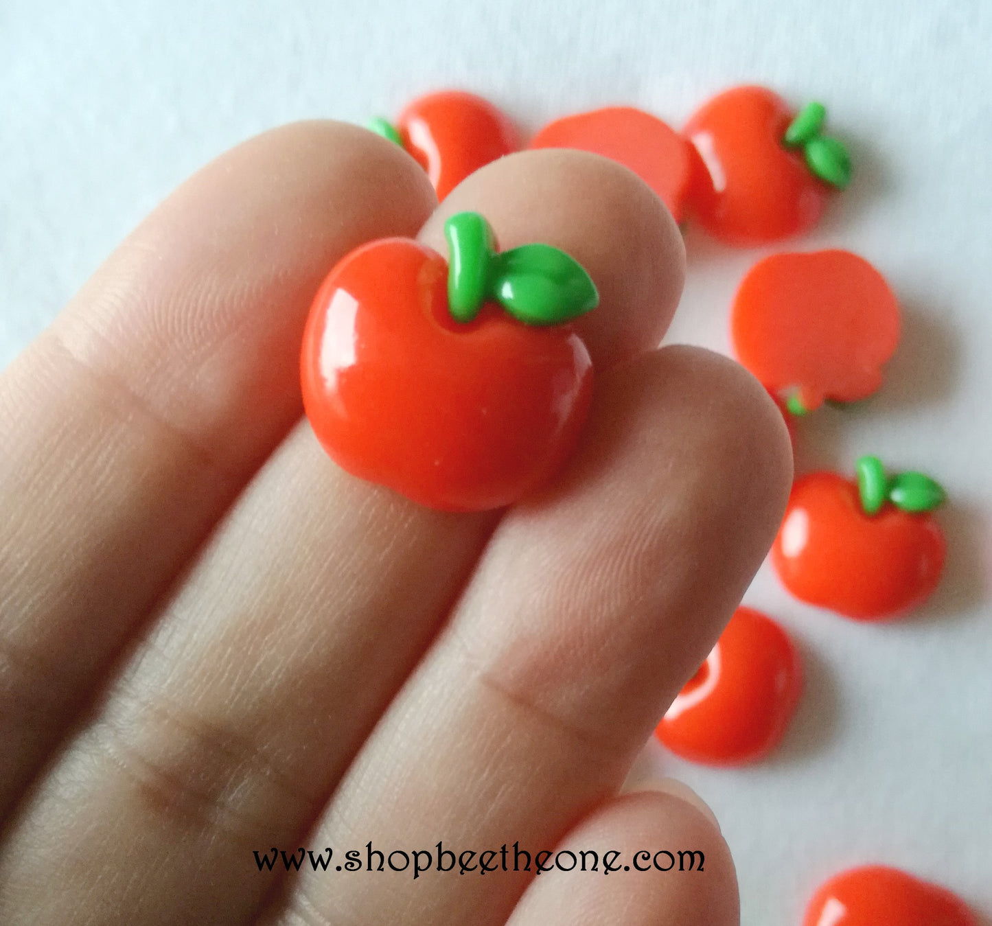 Cabochon plat réaliste "Petite Pomme" pour embellissement ou miniature - 17 mm