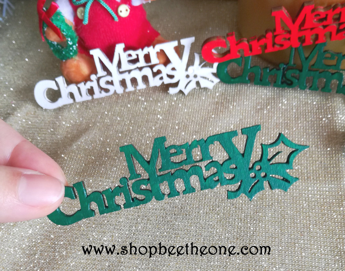 Embellissement de Noël " Merry Christmas" en bois - par Bee the One