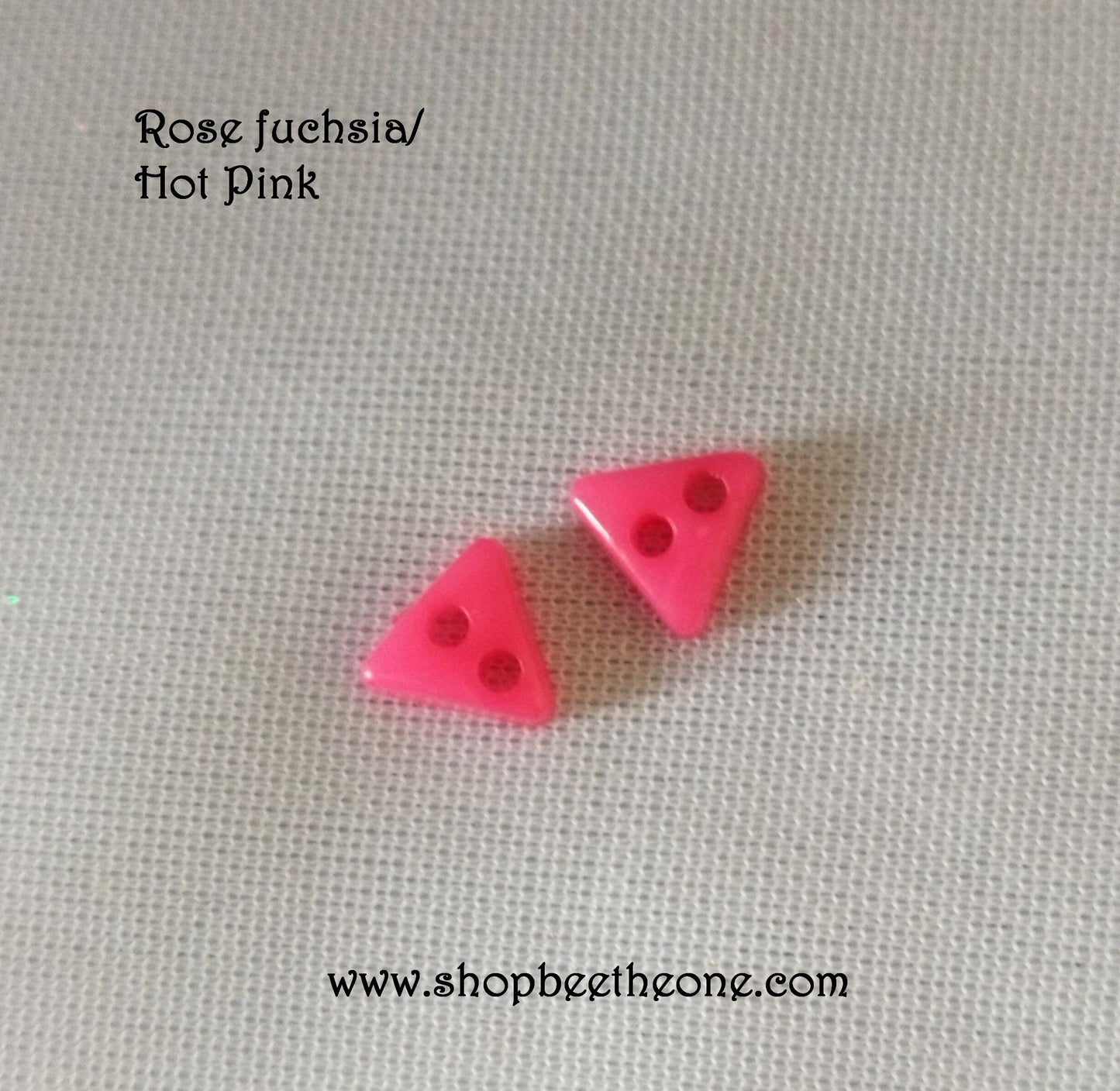Mini Bouton Triangle en plastique - 6 mm - 13 coloris disponibles