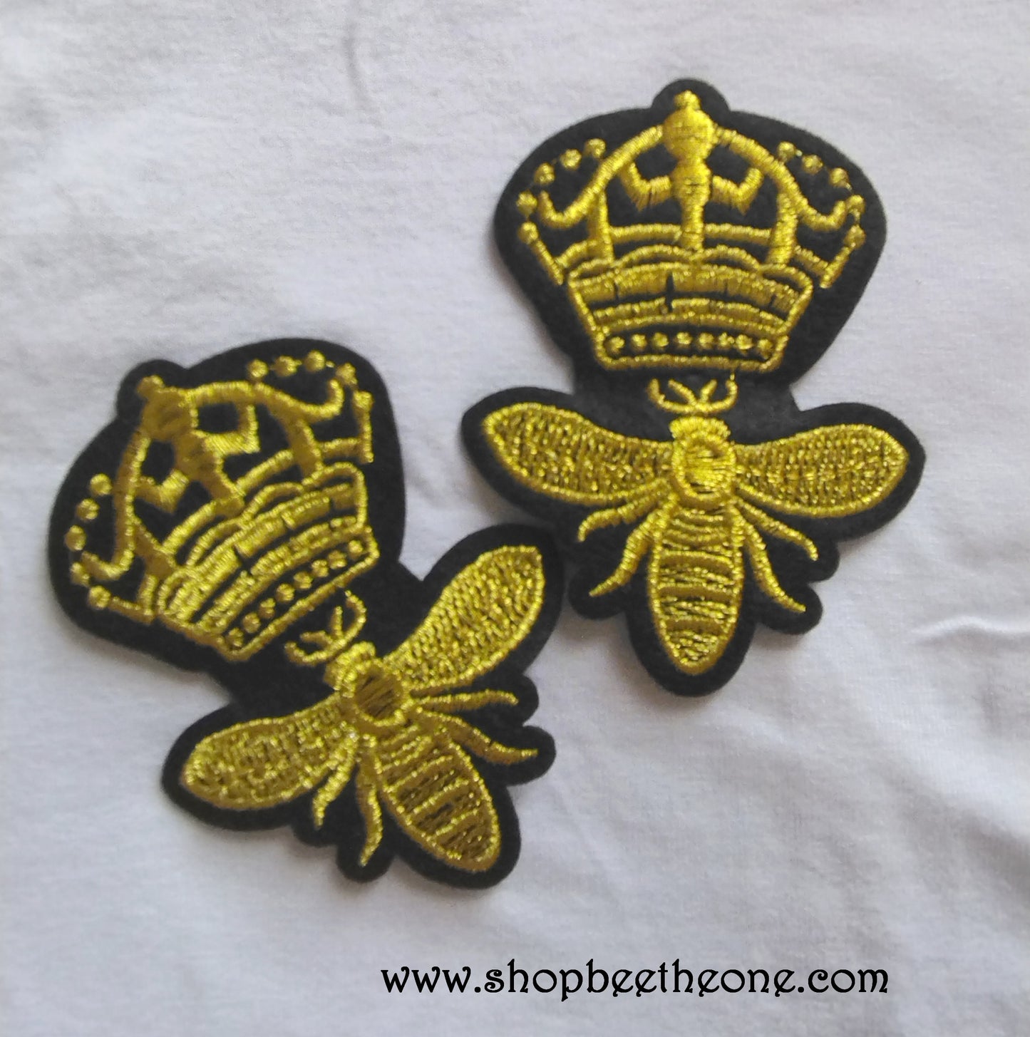 Ecusson patch brodé applique Abeille et couronne dorées - 8 cm (à coudre ou repasser)