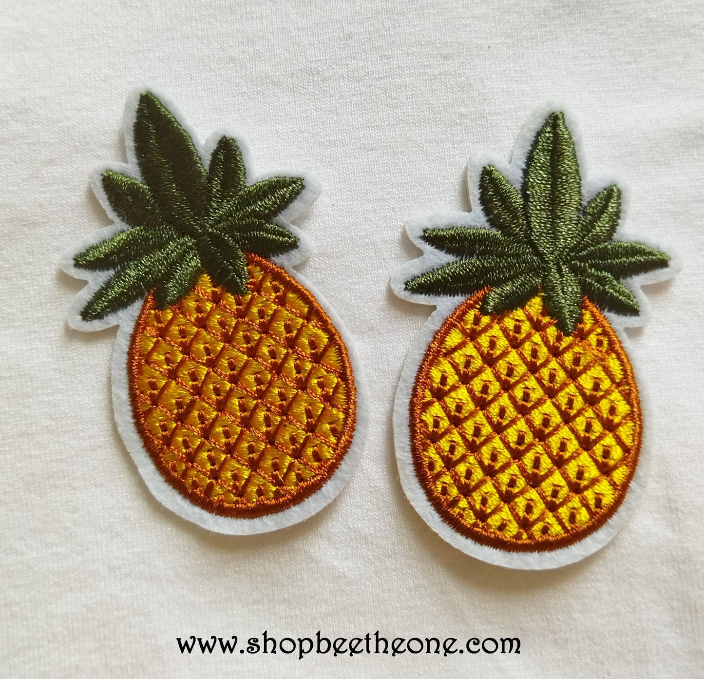 Petit écusson patch brodé applique Ananas - 6,3 cm (à coudre ou repasser)