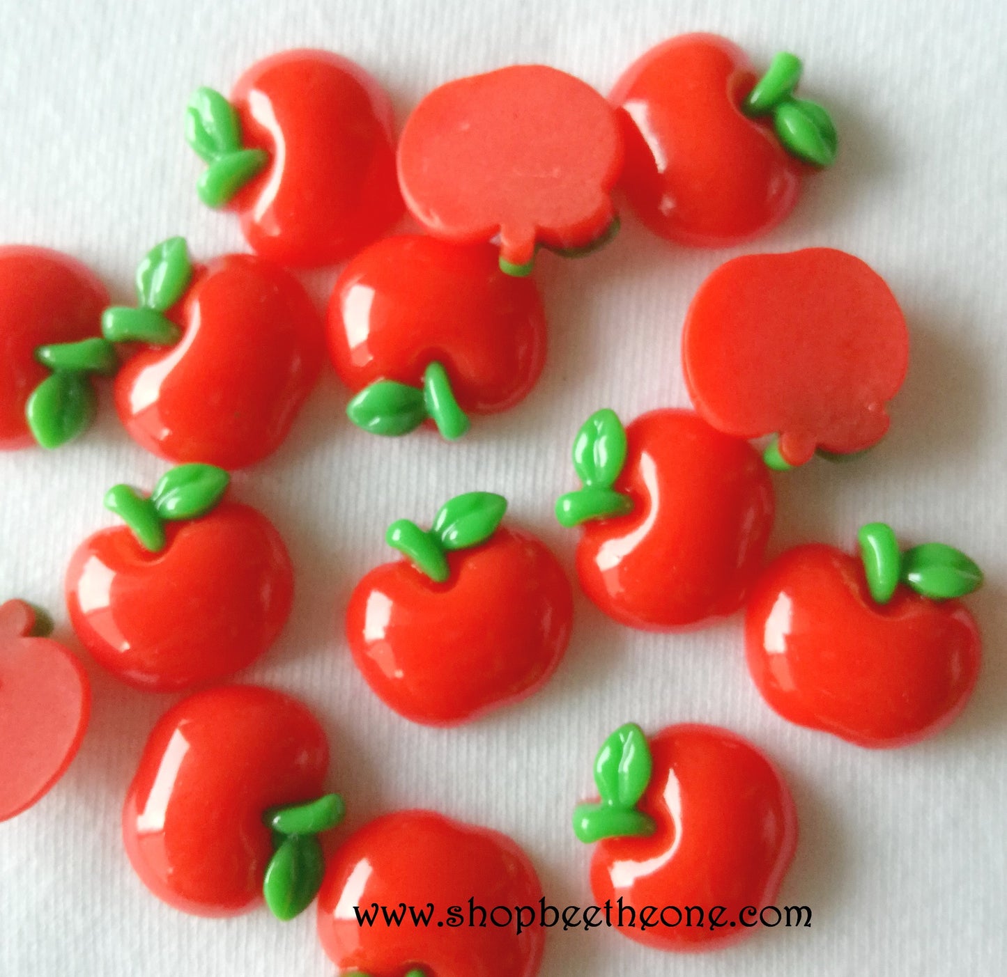 Cabochon plat réaliste "Petite Pomme" pour embellissement ou miniature - 17 mm