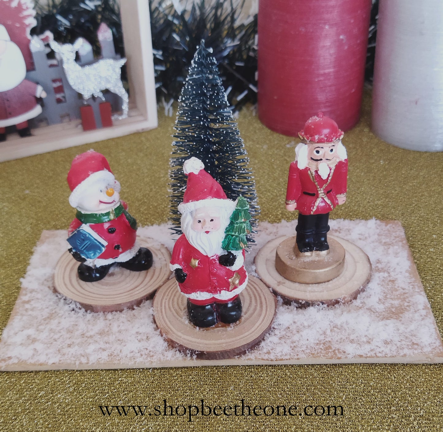 Décoration - Scène avec figurines de Noël, sapin et neige, sur planche en bois