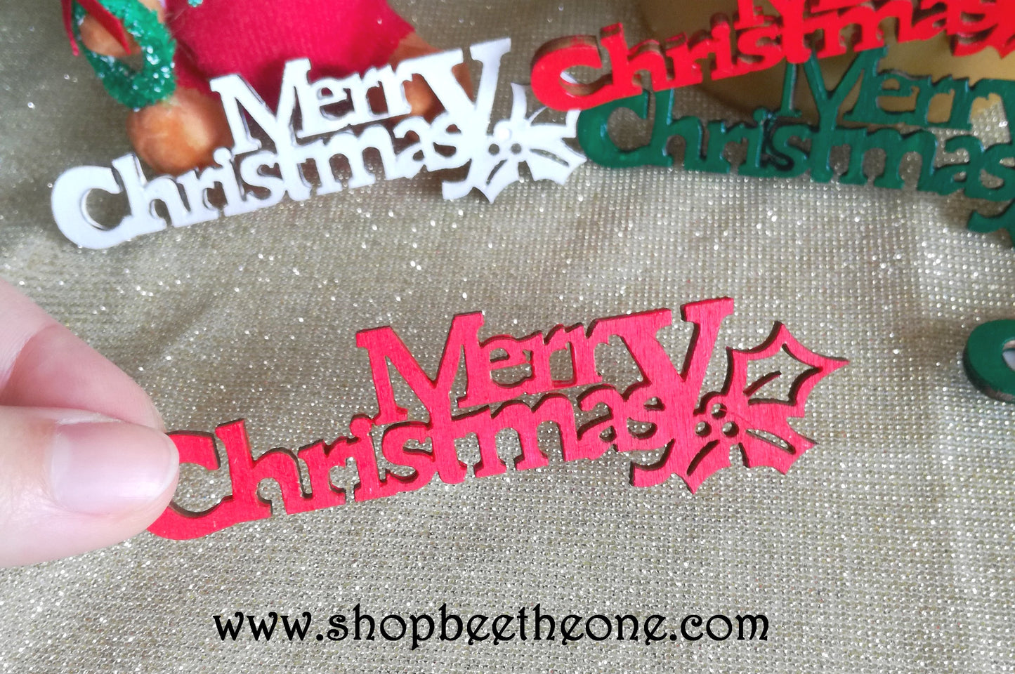Embellissement de Noël " Merry Christmas" en bois - par Bee the One