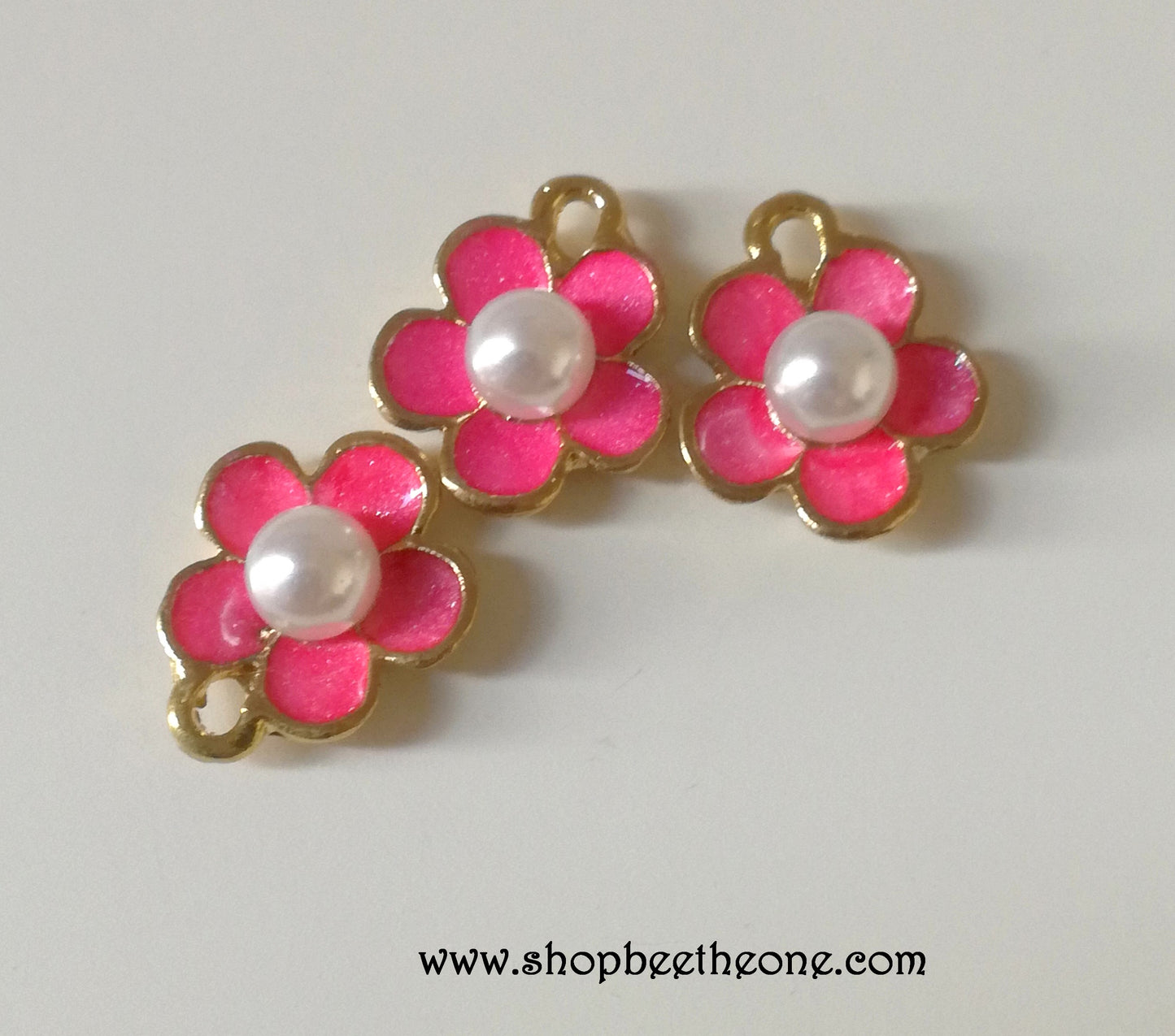 Breloque en émail Petite fleur rose avec perle - 14 mm