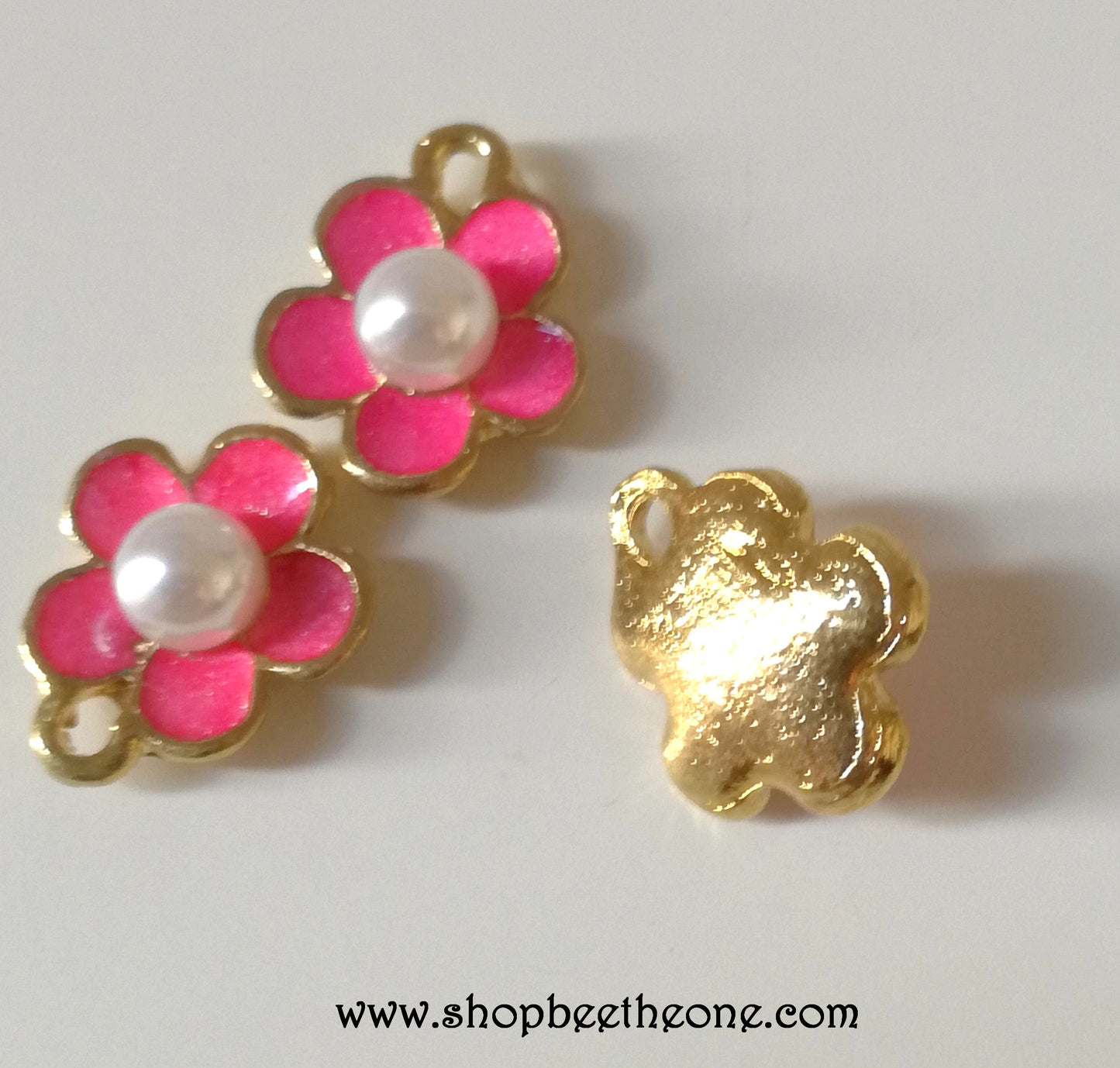 Breloque en émail Petite fleur rose avec perle - 14 mm