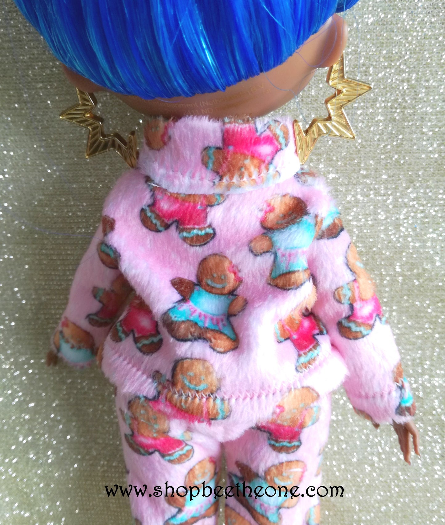 Pyjama de Noël (Veste) "Bonhommes pain d'épice" tout doux - pour poupées L.O.L Surprise! O.M.G - tissu exclusif - Collection Noël - par Bee the One