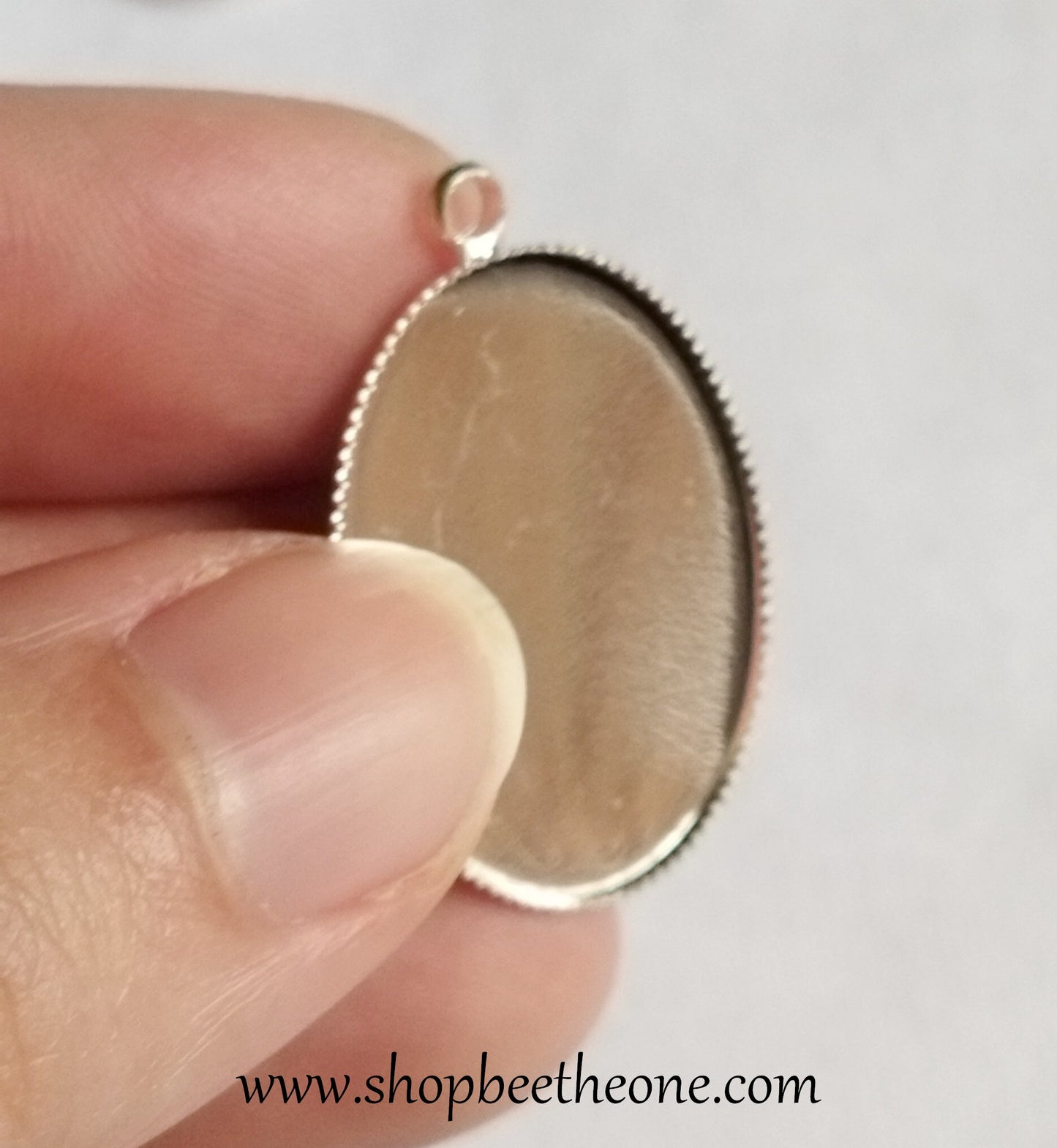 Support pour médaillon ovale à bord dentelé - base pour cabochon 18 x 25 mm - argenté