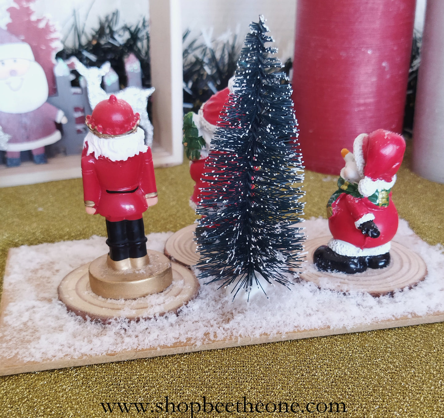 Décoration - Scène avec figurines de Noël, sapin et neige, sur planche en bois